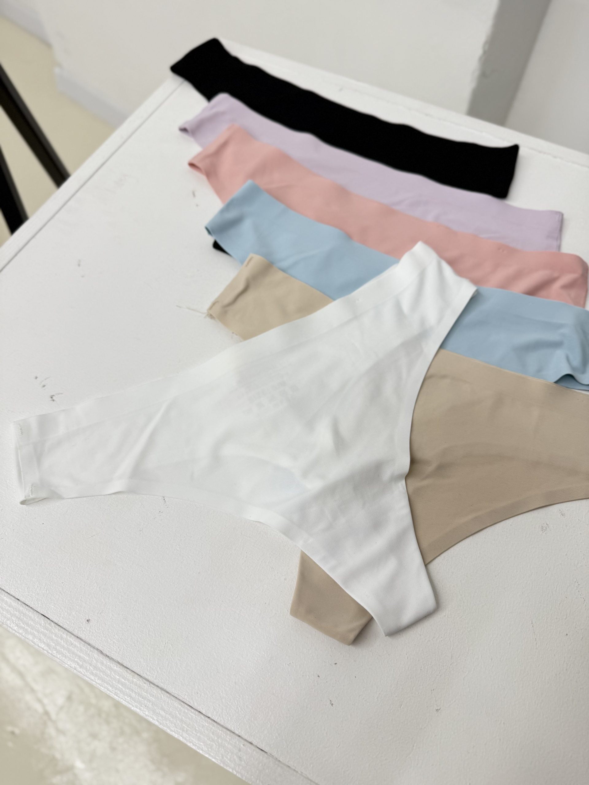 Baltas bezvīļu string biksītes - 16195