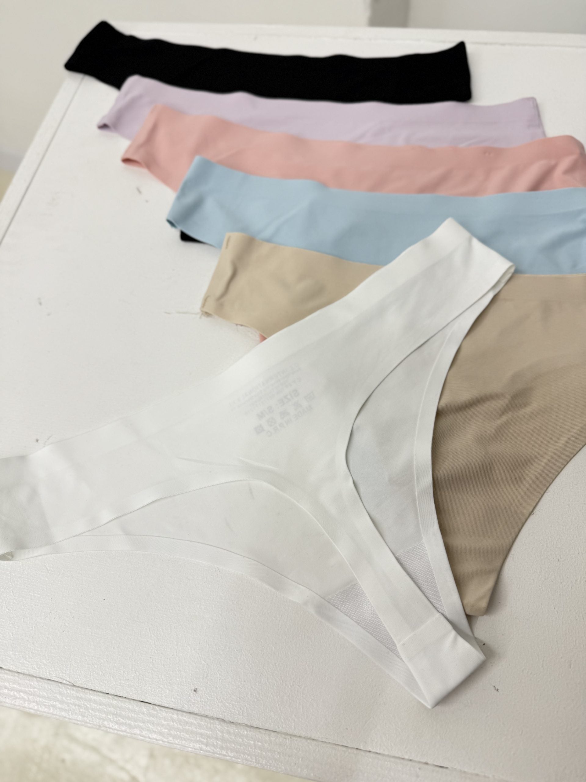 Baltas bezvīļu string biksītes - 16195