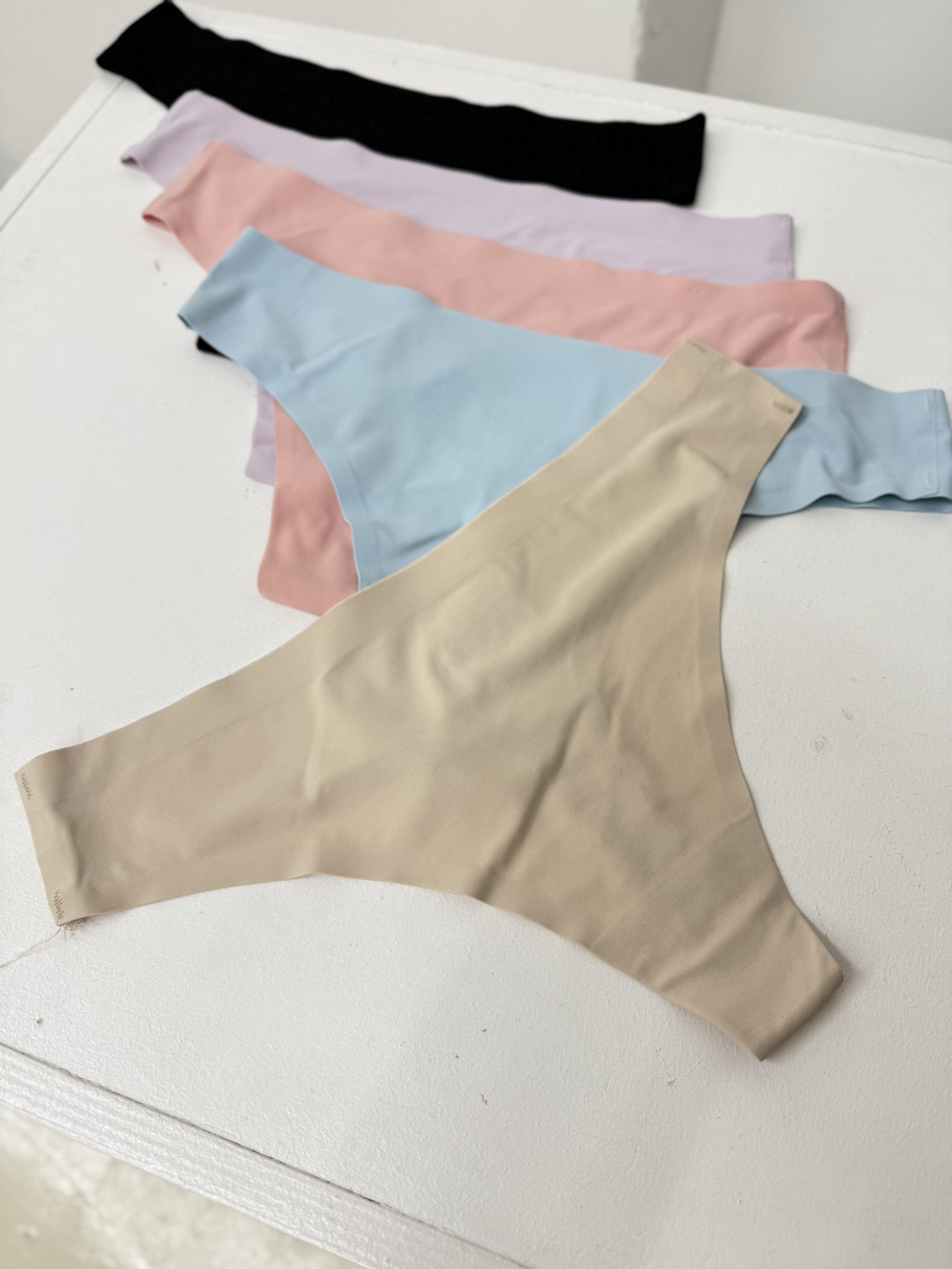 Bēšas bezvīļu string biksītes - 16196