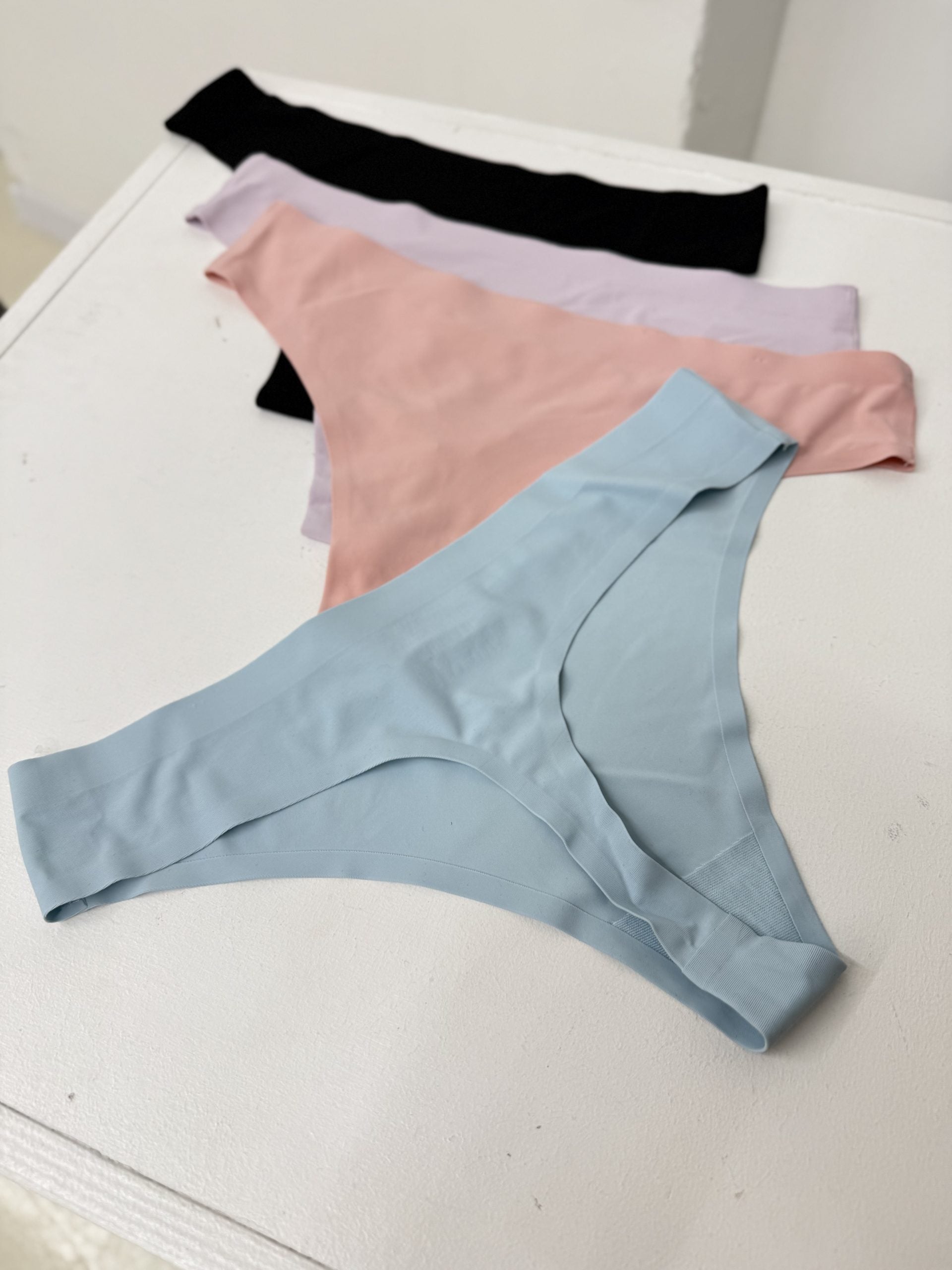 Zilas bezvīļu string biksītes - 16192