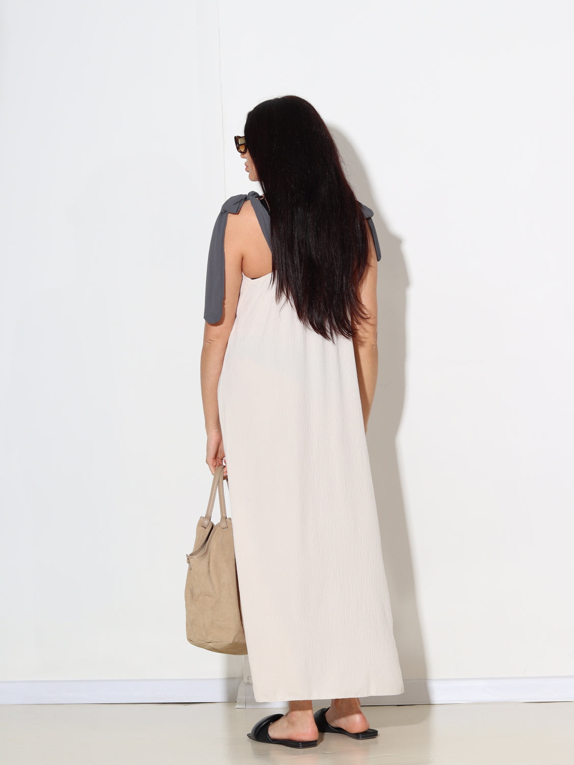 Bēša, gara, lielizmēra kleita ar pelēkām bantes lencēm - 15524