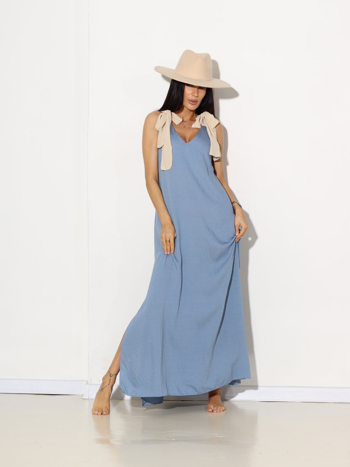 Zila/džinsa krāsas kleita ar bēšām banšu lencēm - 15532