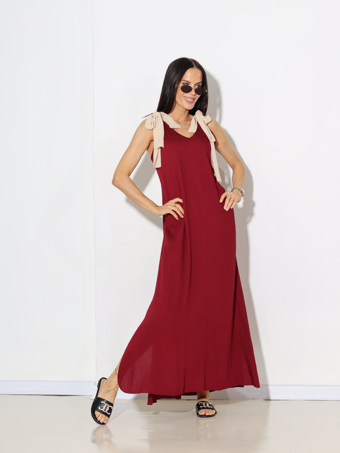 Tumši sarkana kleita ar bēšas krāsas banšu lencēm - 15530