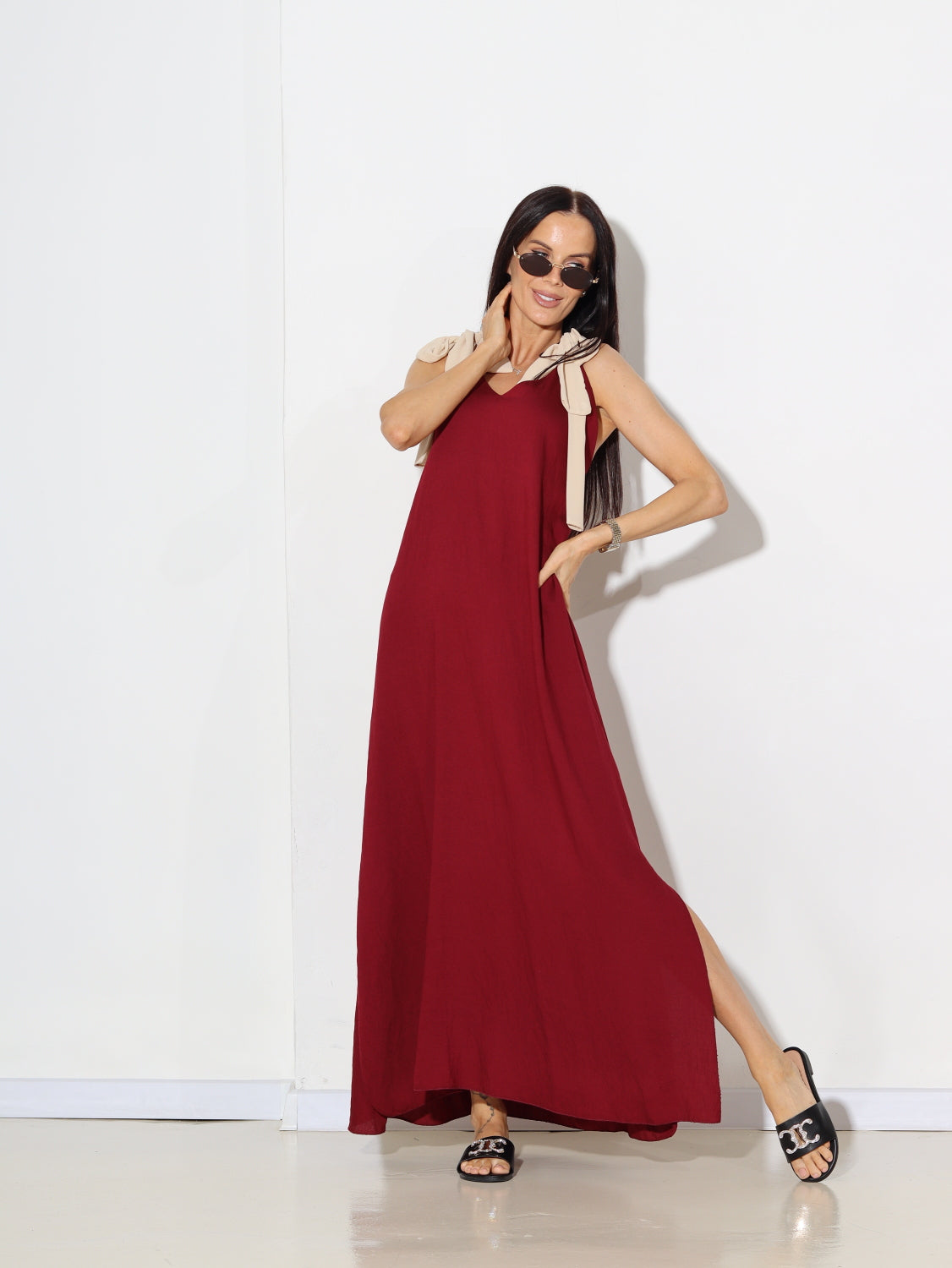 Tumši sarkana kleita ar bēšas krāsas banšu lencēm - 15530