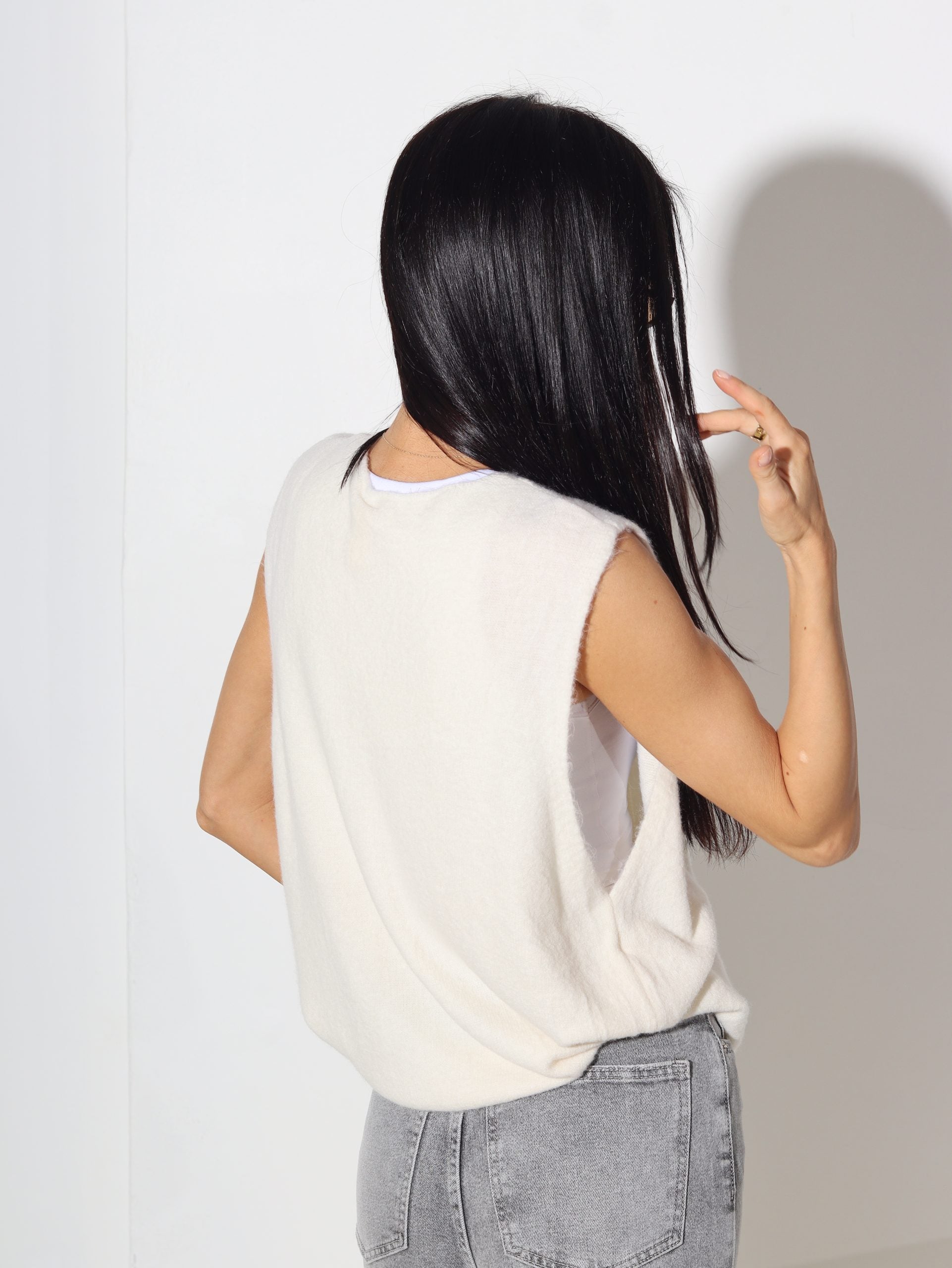 Balta smalka adījuma veste - 15926