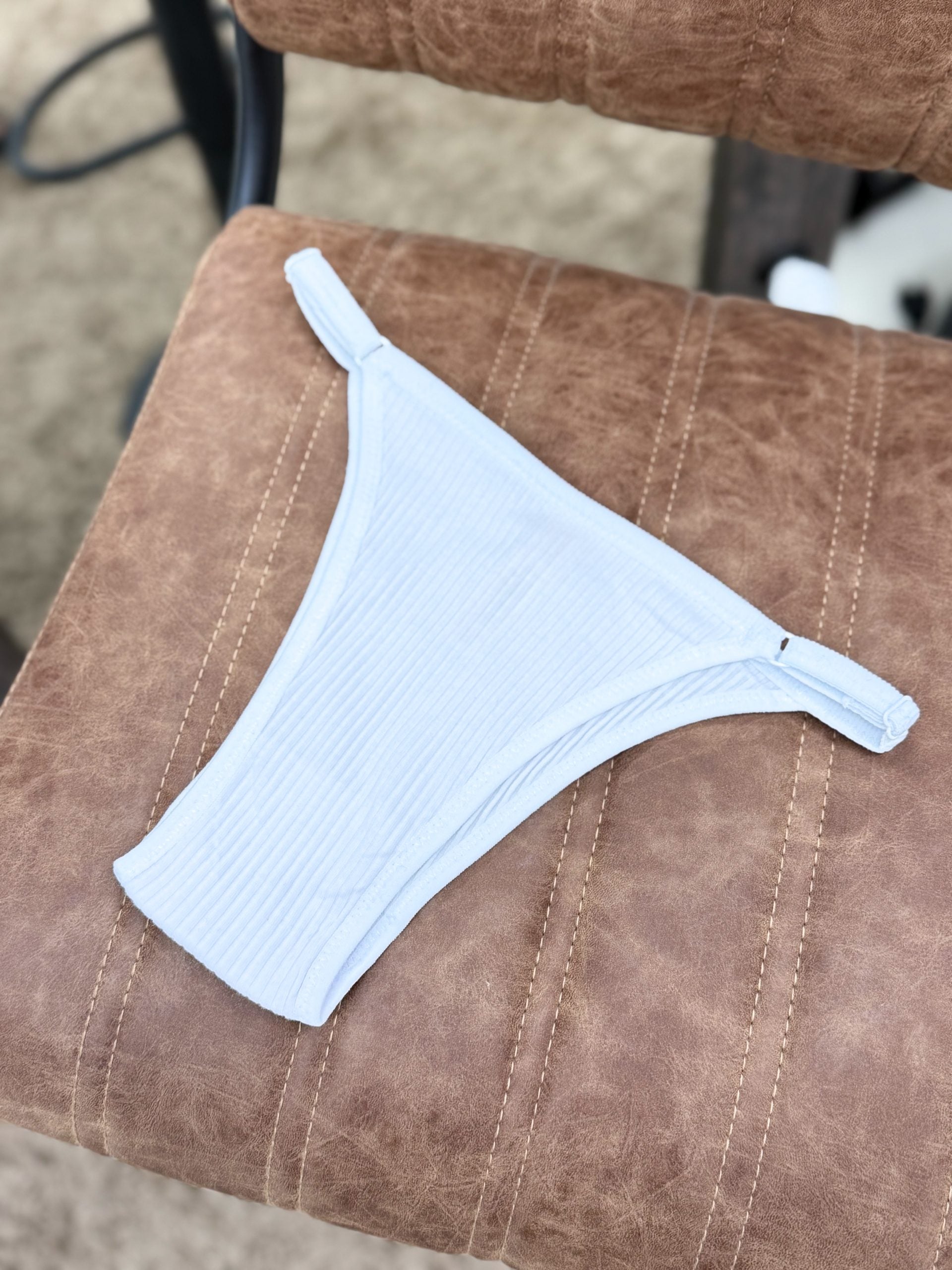 Baltas, brazīļu tipa, regulējamas sting biksītes- 14709