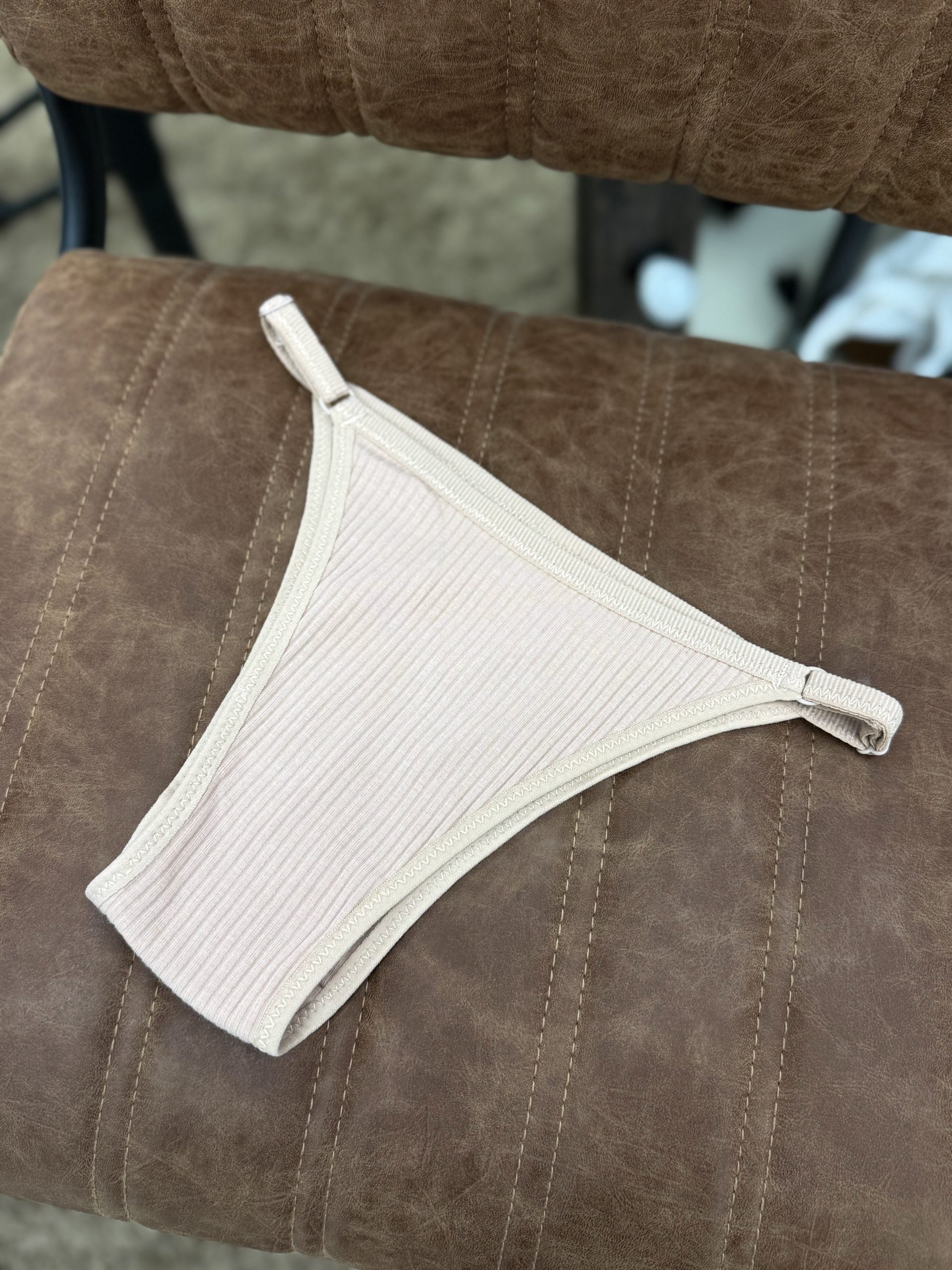 Bēša, brazīļu tipa, regulējamas sting biksītes- 14707