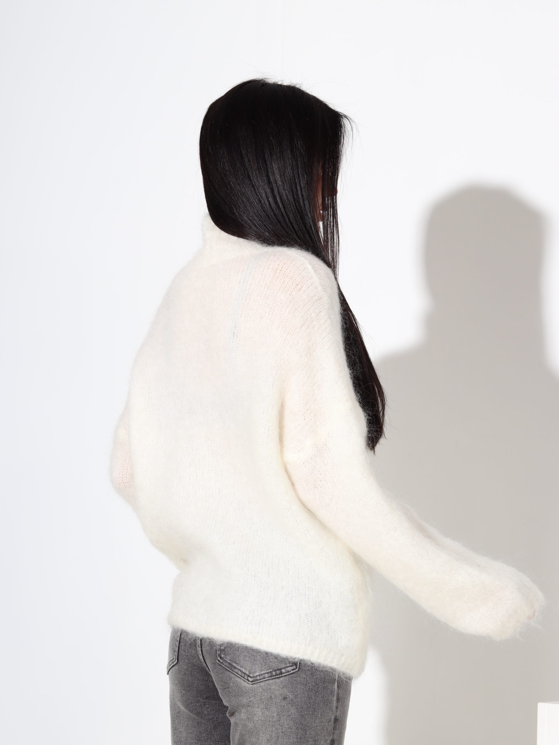 Balta  džemperis ar 'Mini Up' kaklu, mohēra sastāvā - 17692