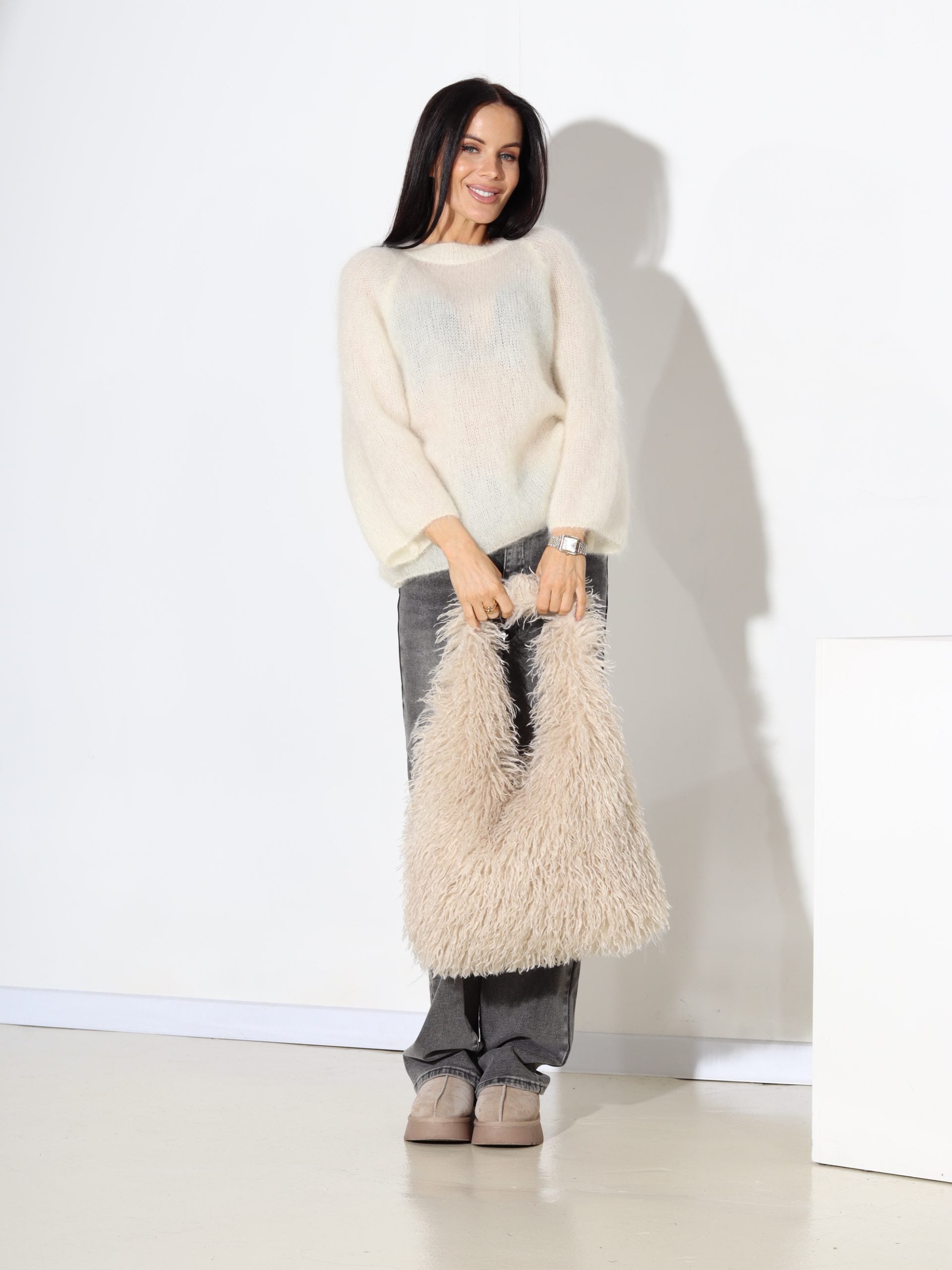 Balts mohēras džemperis ar slīpu plecu daļu - 17705