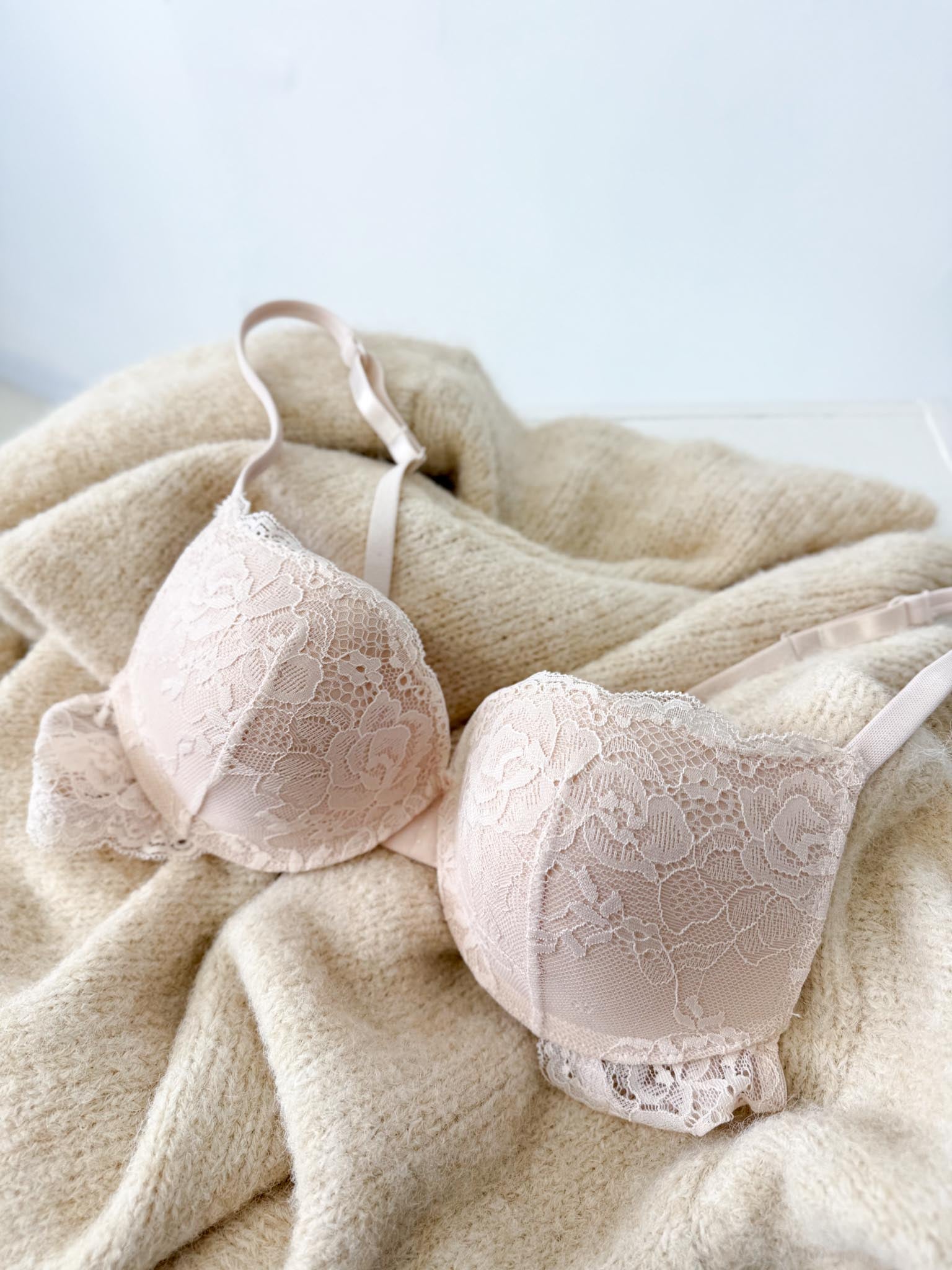 Bēšs 'Margot' pushup krūšturis ar mežģīnīti- 16305