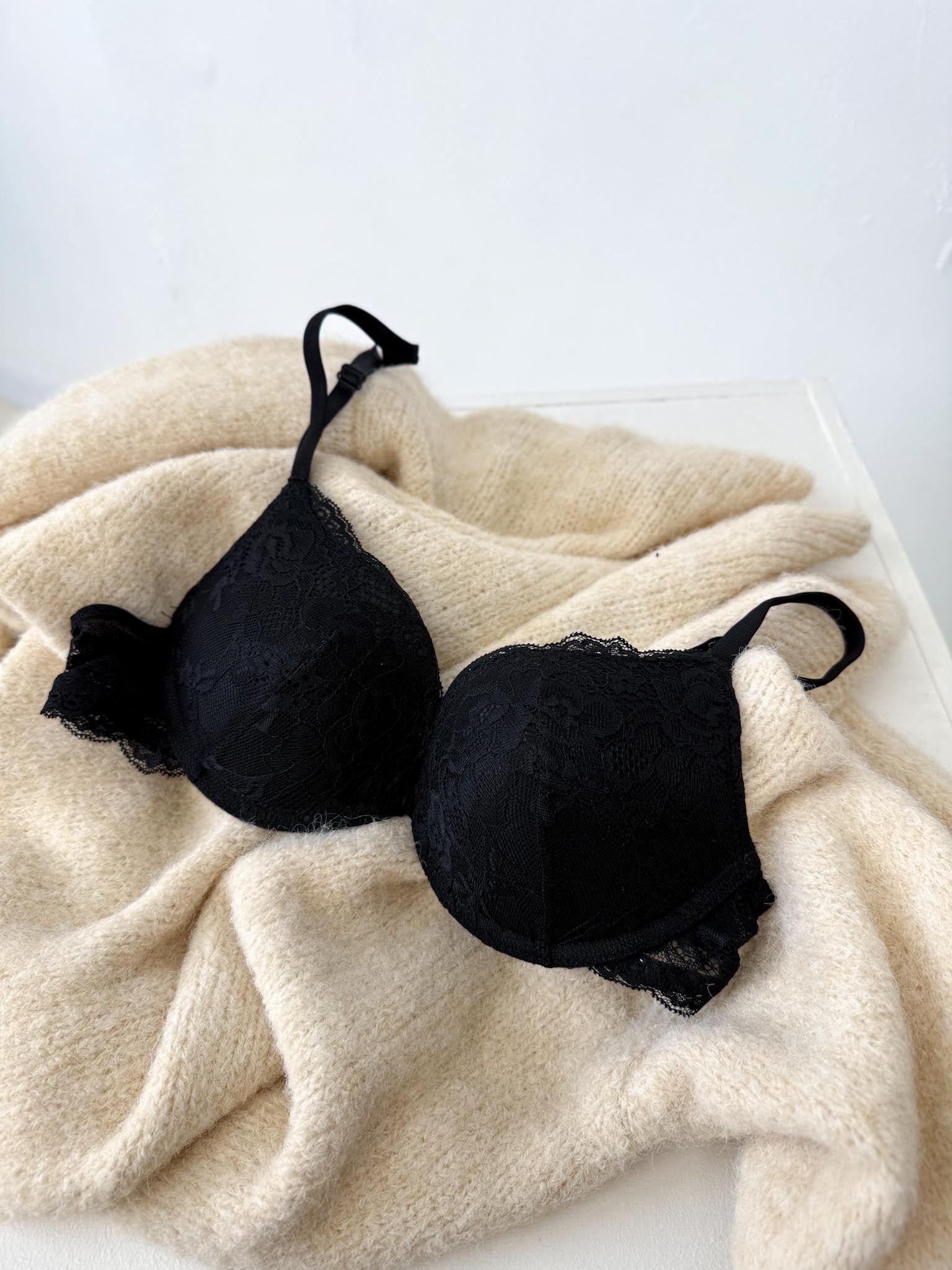 Melns 'Margot' pushup krūšturis ar mežģīnīti- 16304