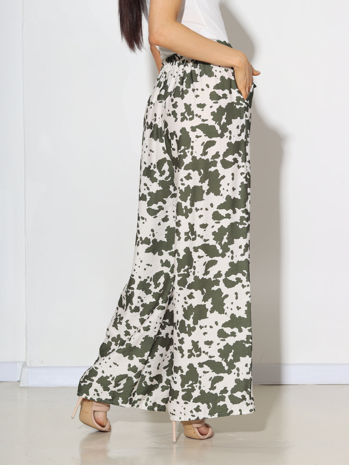 Zaļas viskozes auduma bikses 'Traipiņš' - 14741