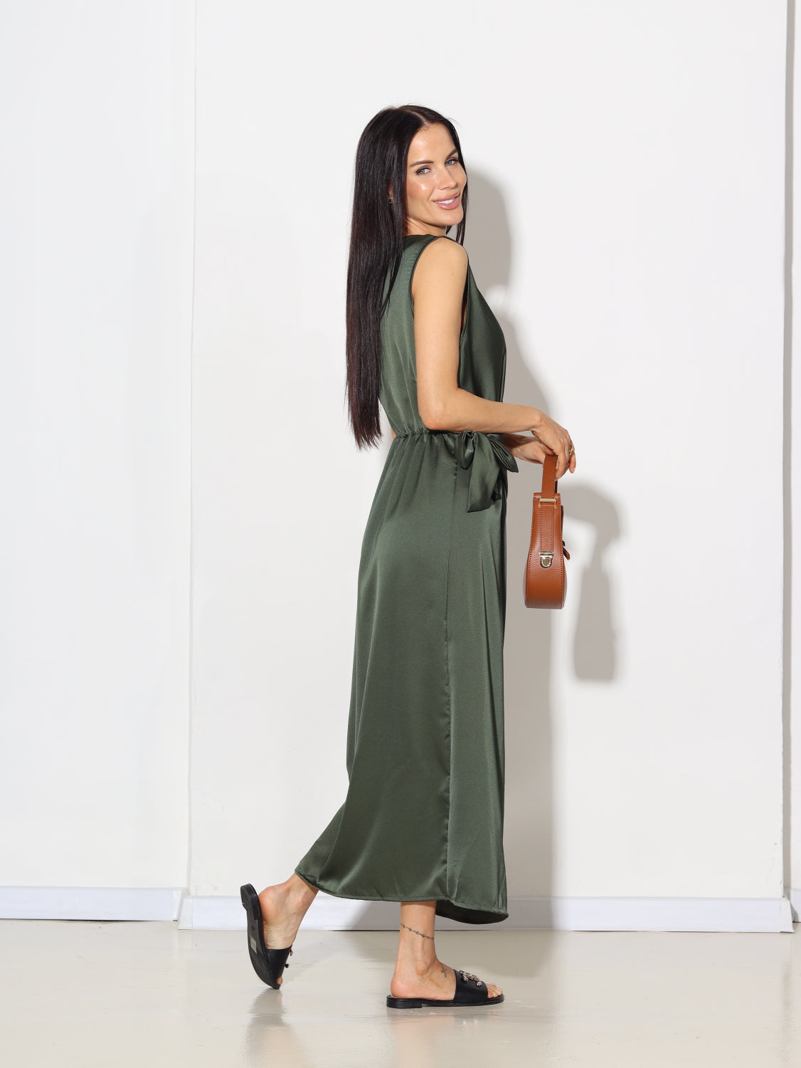 Zaļa atlasa kleita ar vienā sānā sasienamu banti - 14742