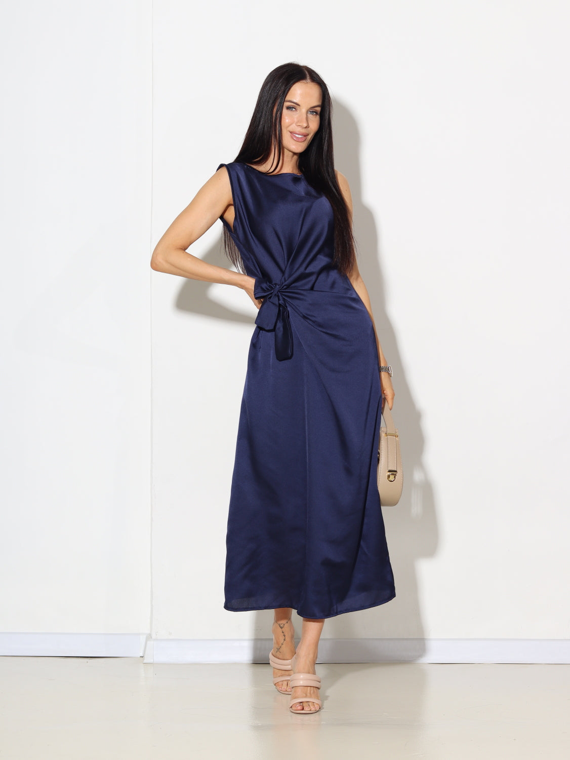 Zila atlasa kleita ar vienā sānā sasienamu banti - 14745