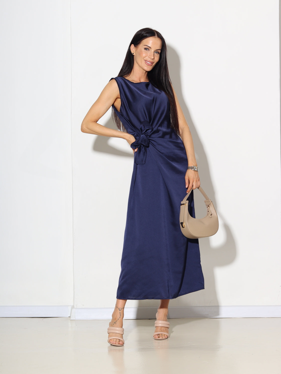 Zila atlasa kleita ar vienā sānā sasienamu banti - 14745