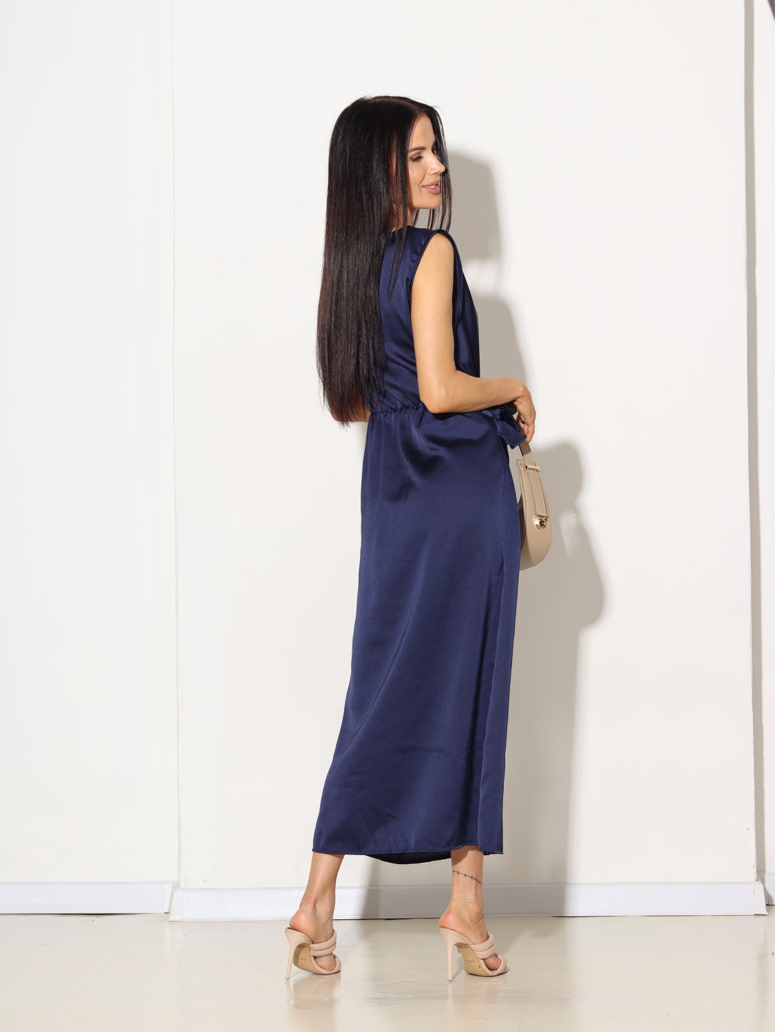 Zila atlasa kleita ar vienā sānā sasienamu banti - 14745