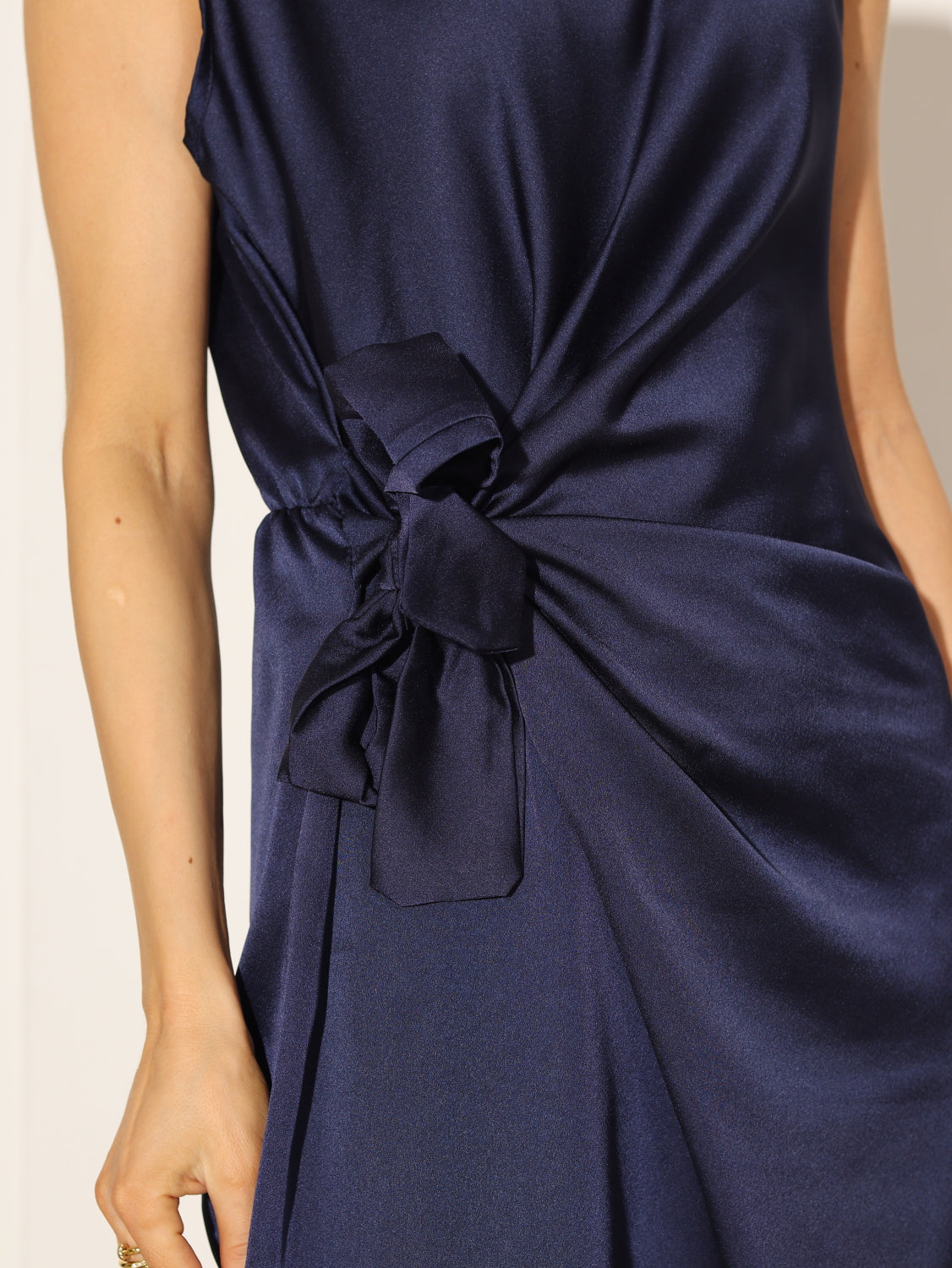 Zila atlasa kleita ar vienā sānā sasienamu banti - 14745