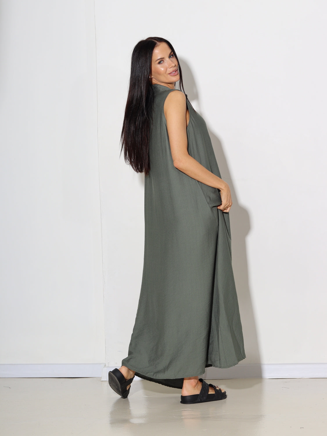 Zaļa/haki, gara, pogājama kleita bez piedurknēm - 15608