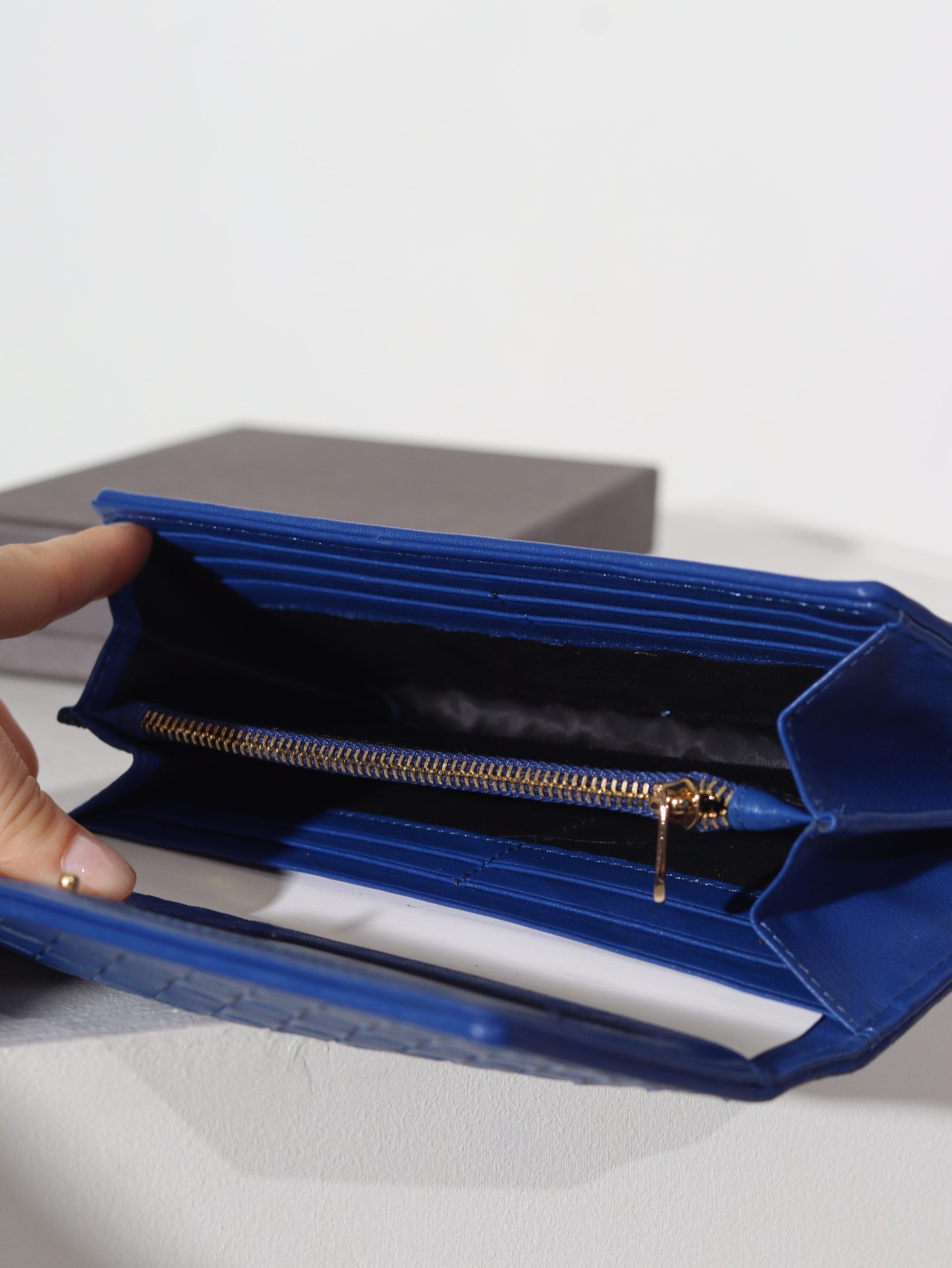 Koši zils d/ā maks ar pinuma imitāciju un spiedpogu aizdari - 15968