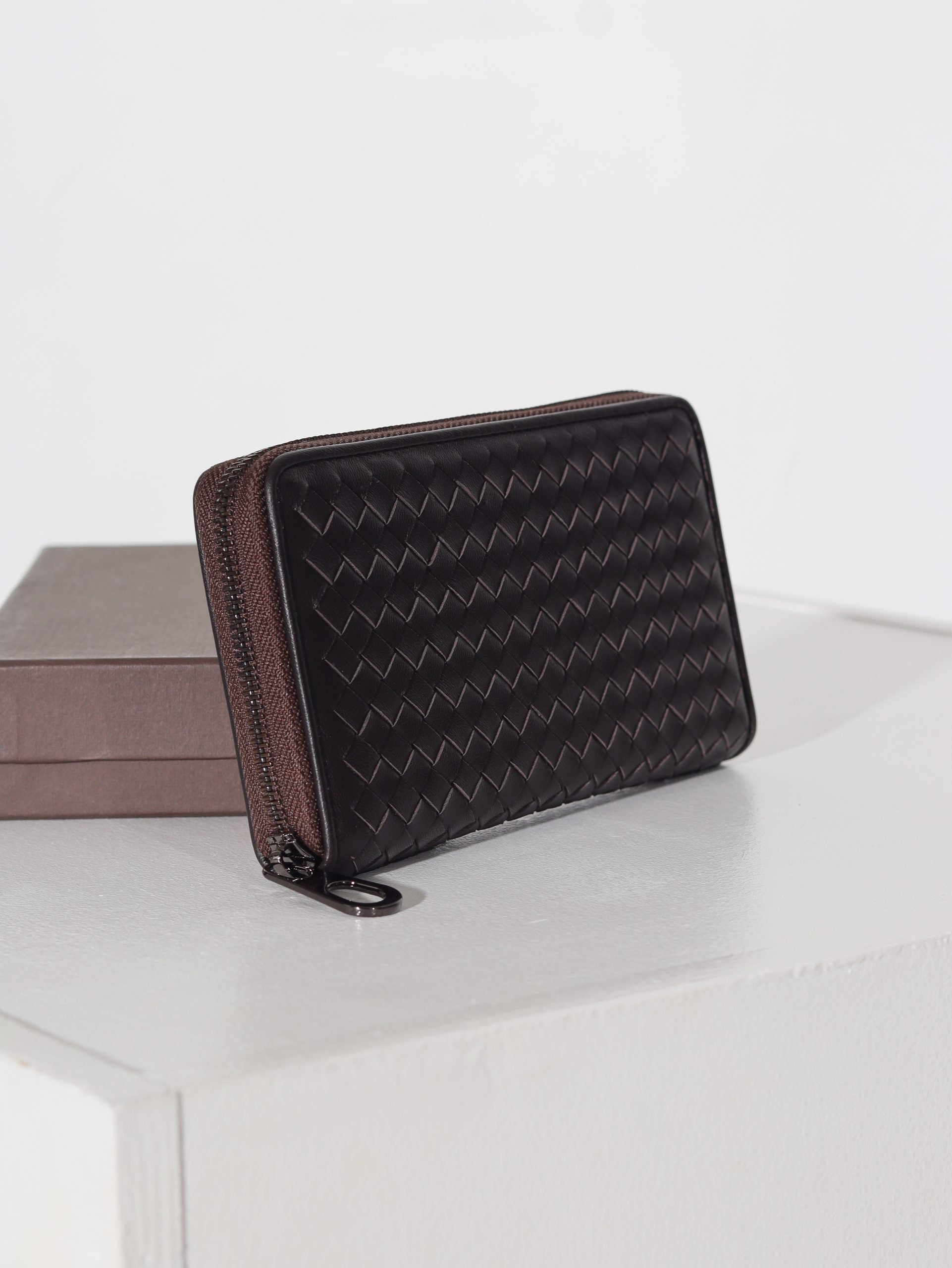 Brūns d/ā maks ar pinuma imitāciju un rāvējslēdzēja aizdari - 15952