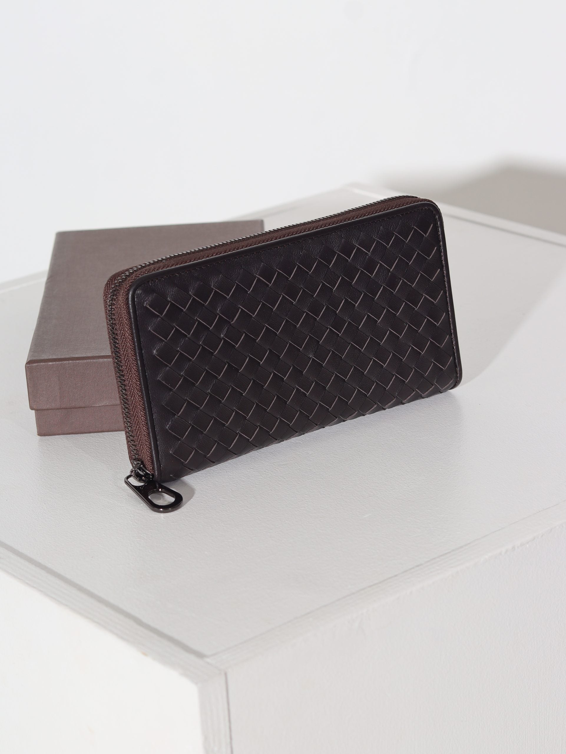 Brūns d/ā maks ar pinuma imitāciju un rāvējslēdzēja aizdari - 15952