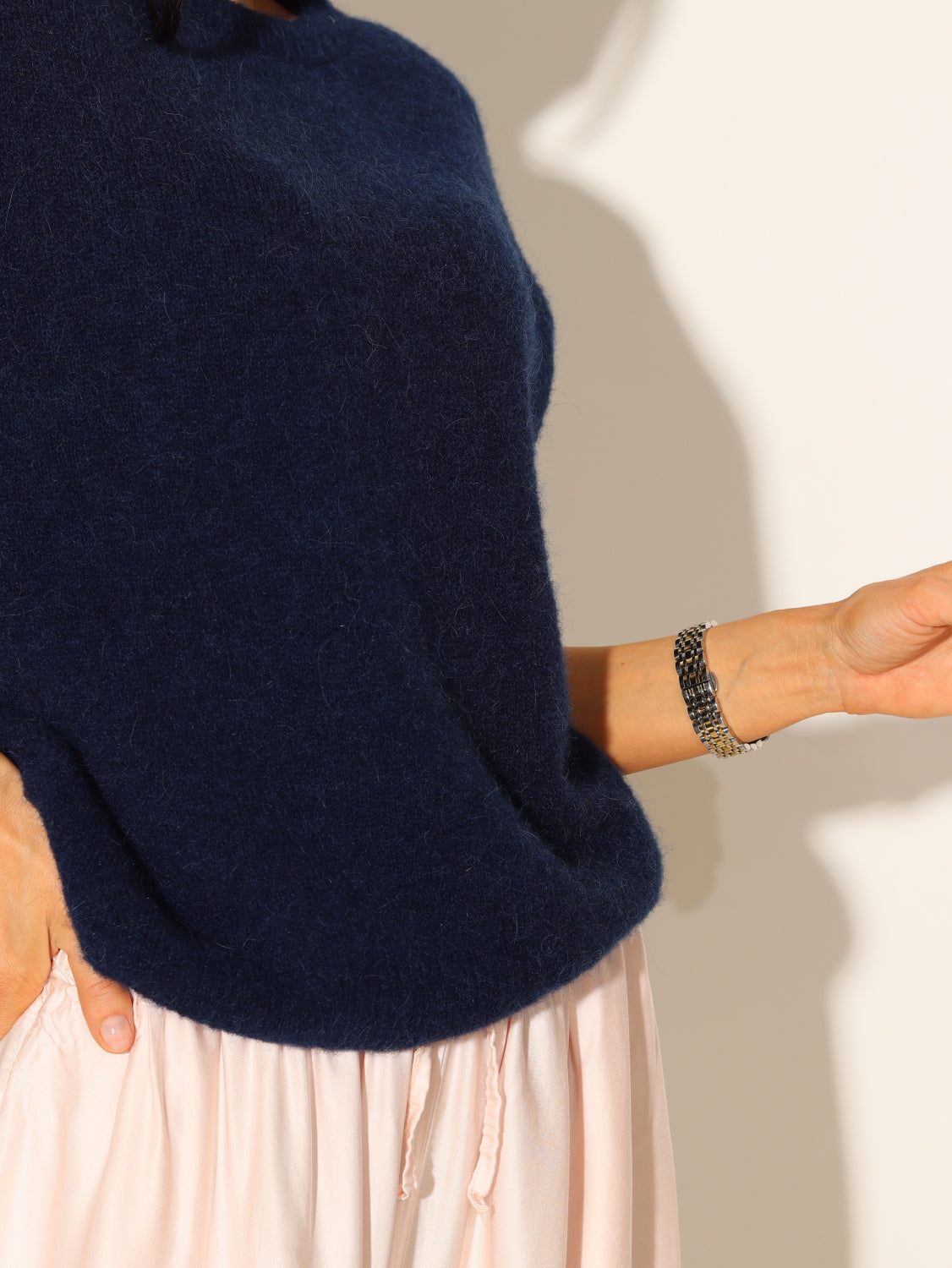 Tumši zils alpakas džemperis ar īsām piedurknēm- 14755