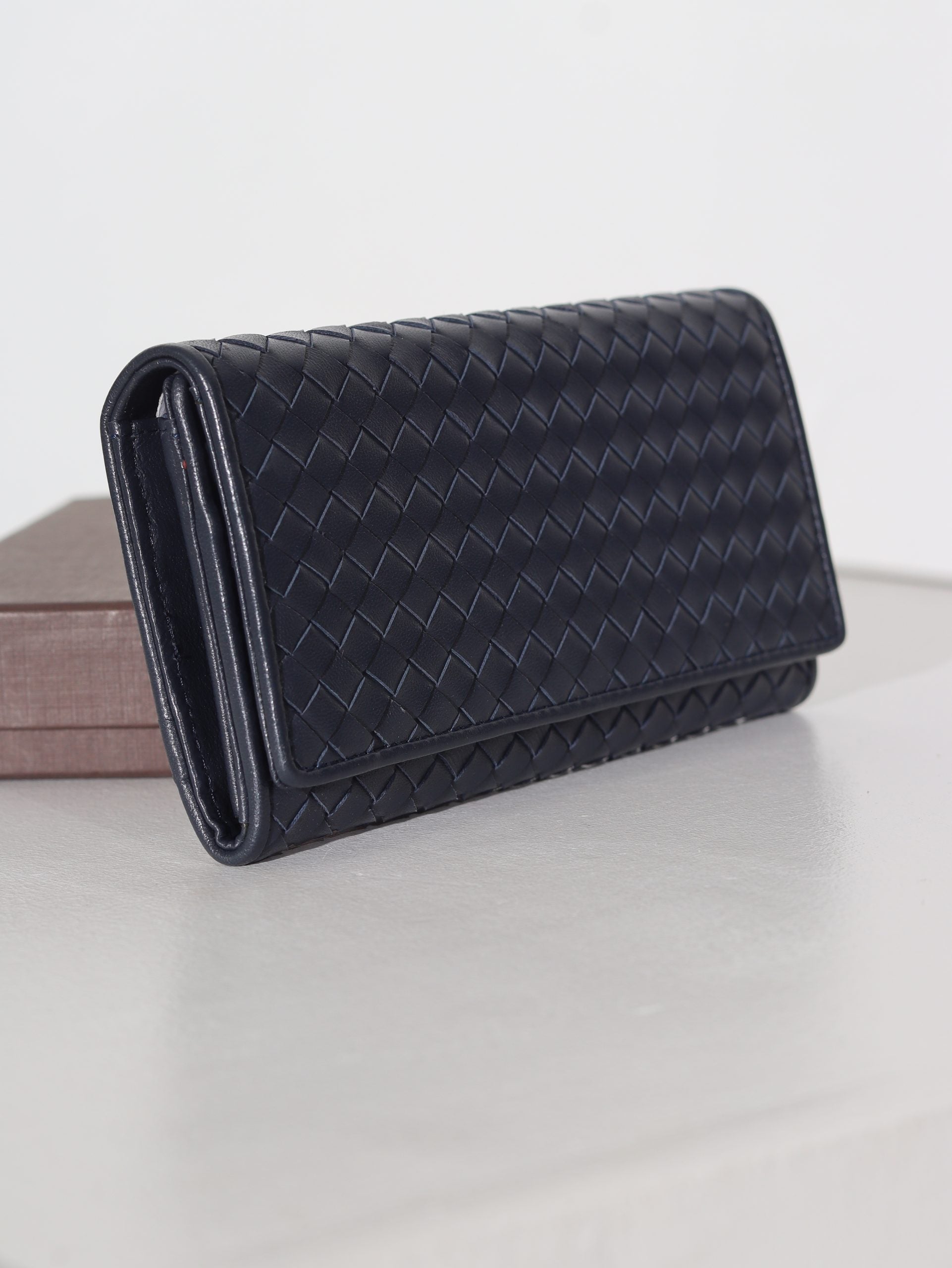 Tumši zils d/ā maks ar pinuma imitāciju un spiedpogu aizdari - 15957