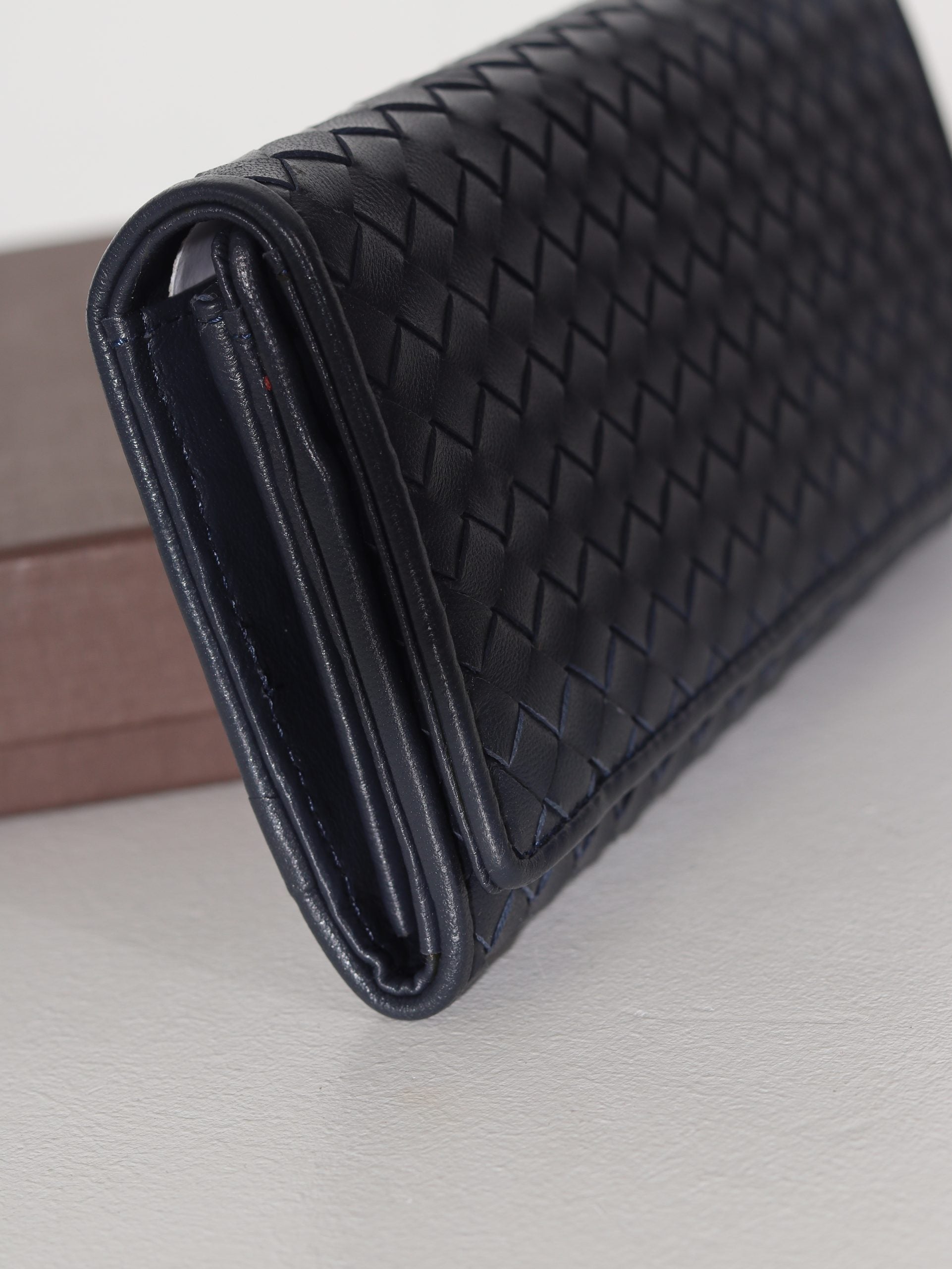 Tumši zils d/ā maks ar pinuma imitāciju un spiedpogu aizdari - 15957