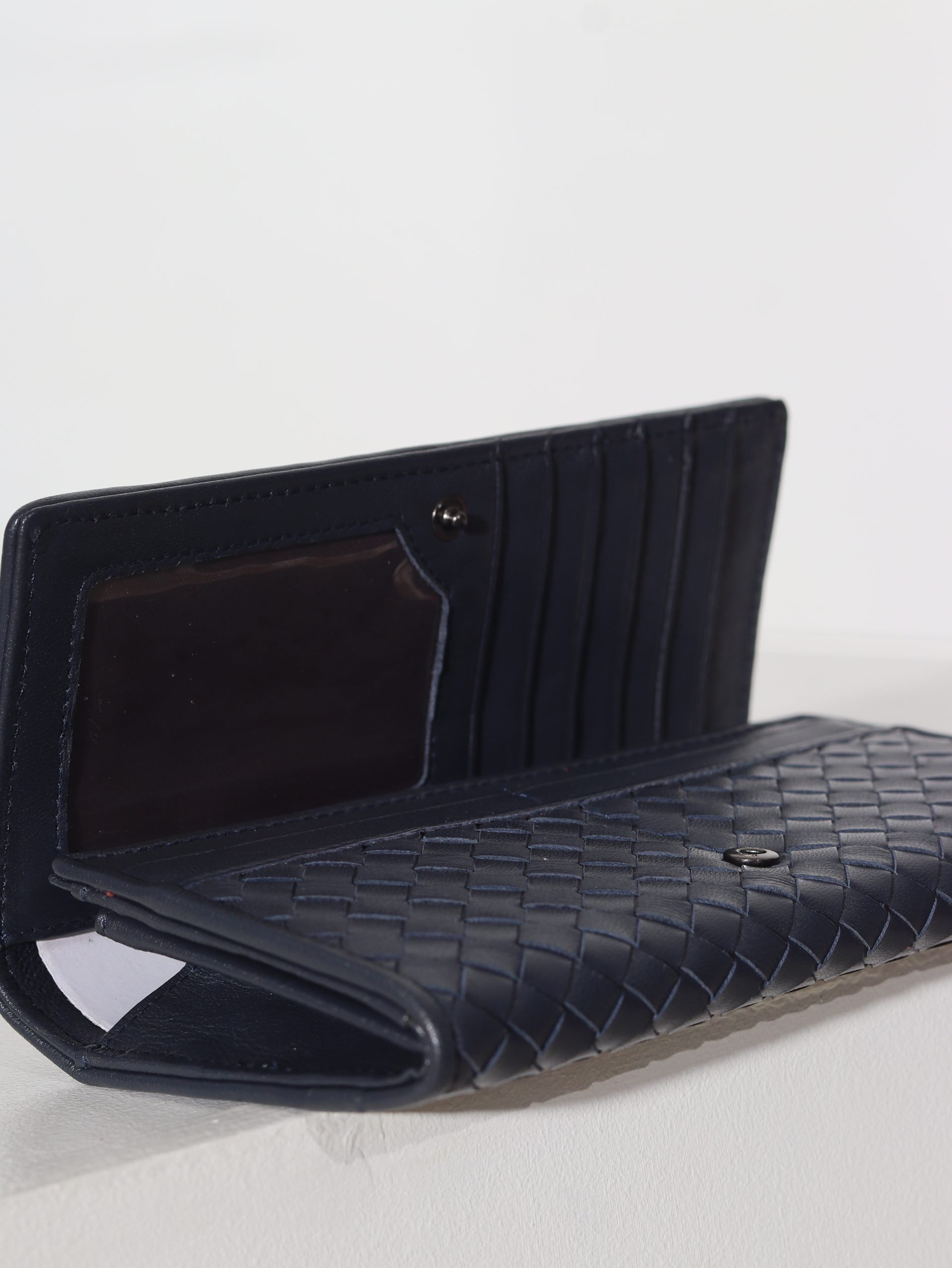 Tumši zils d/ā maks ar pinuma imitāciju un spiedpogu aizdari - 15957