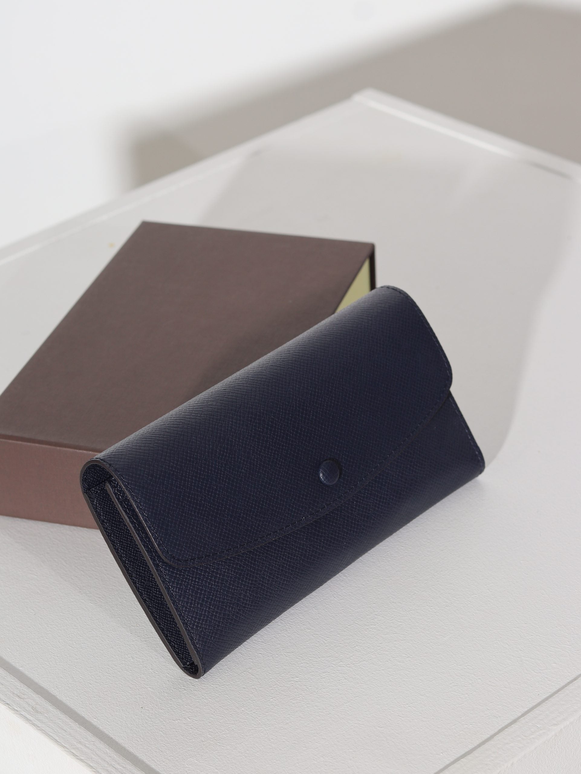 Tumši zils, smalka raksta, ādas maks - 15947