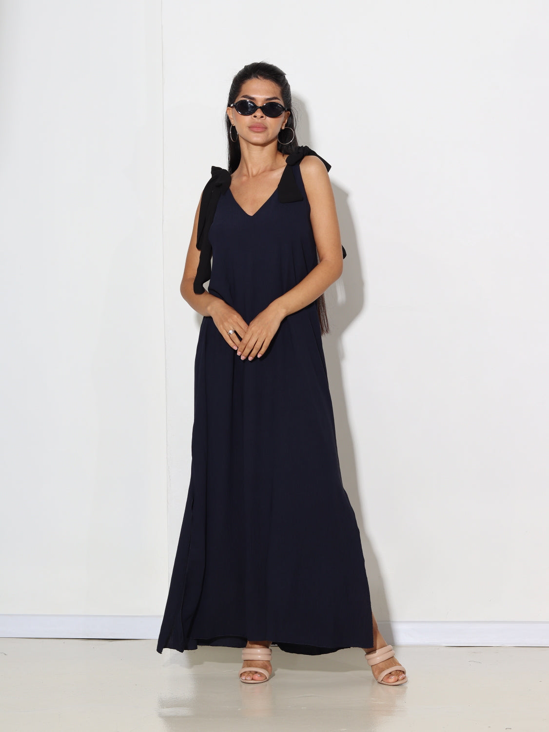 Tumši zila kleita ar melnām bantes lencēm - 15616