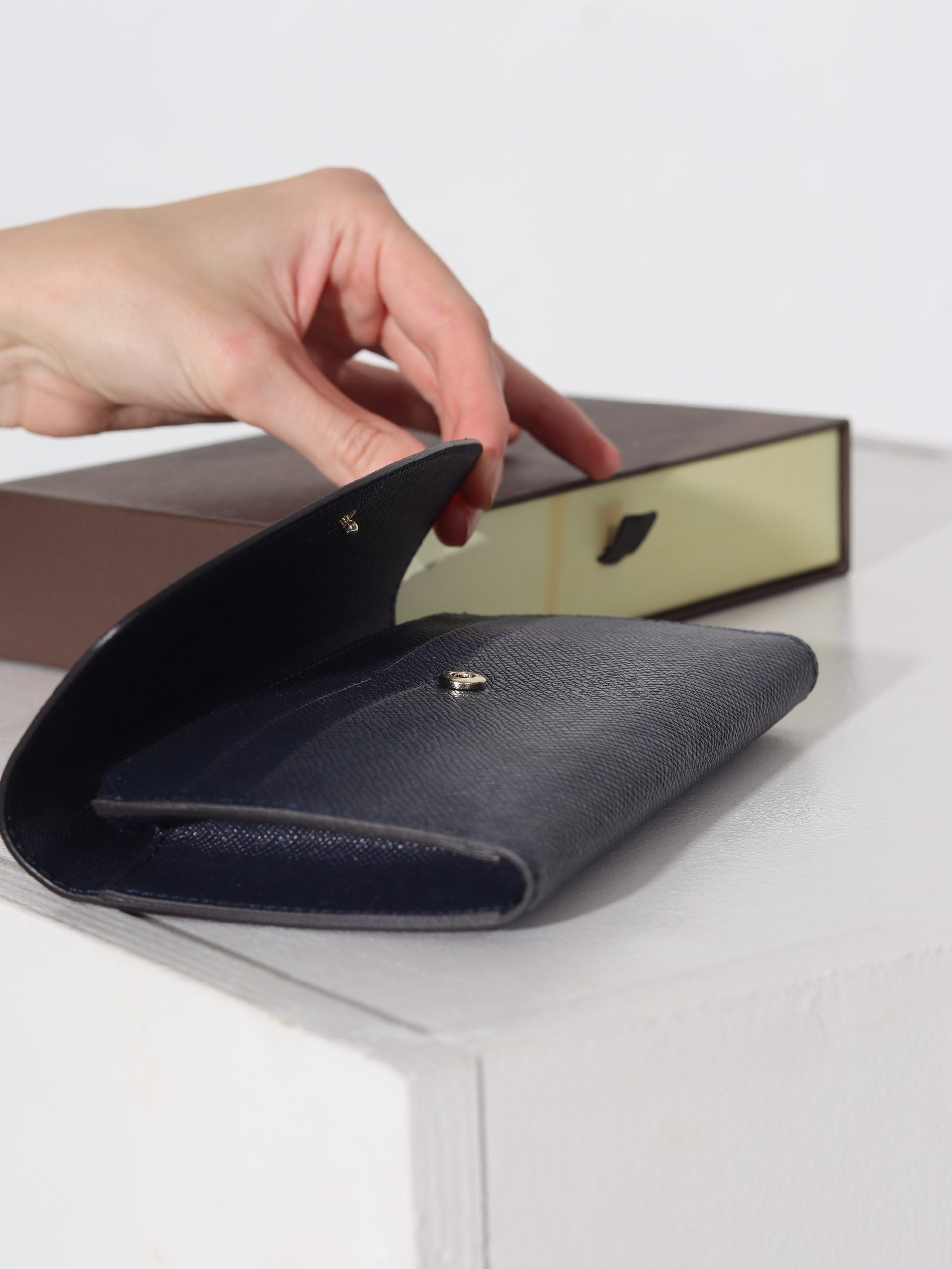 Tumši zils, smalka raksta, ādas maks - 15947