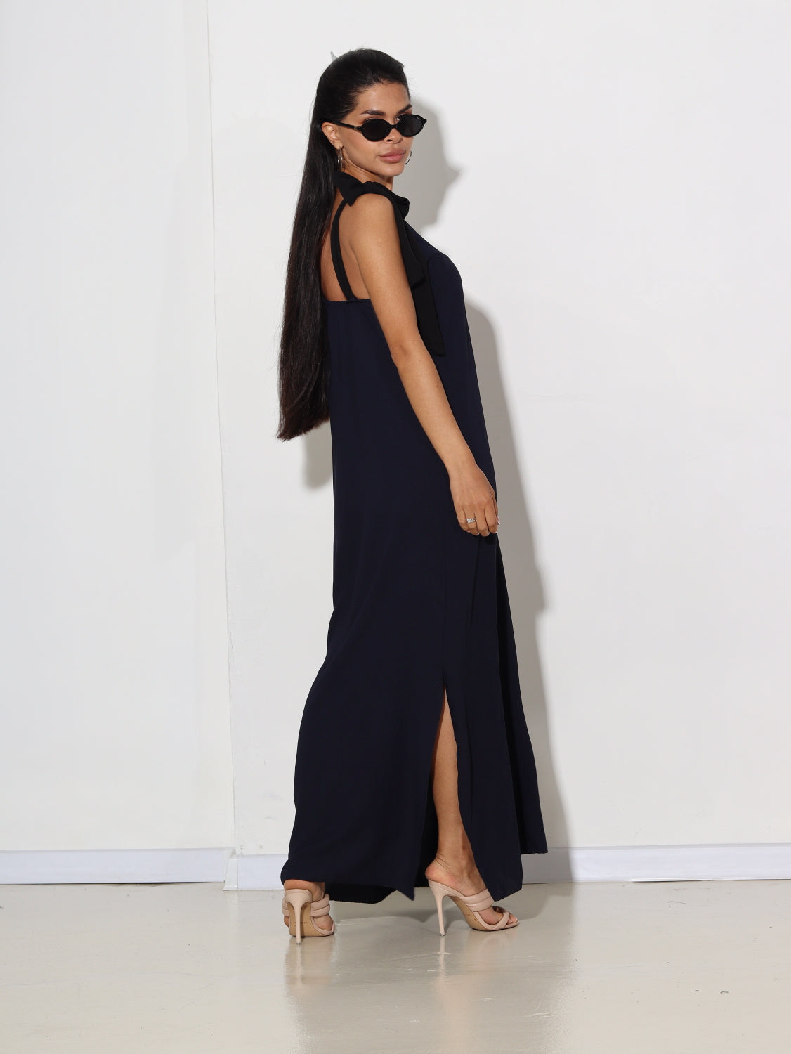 Tumši zila kleita ar melnām bantes lencēm - 15616