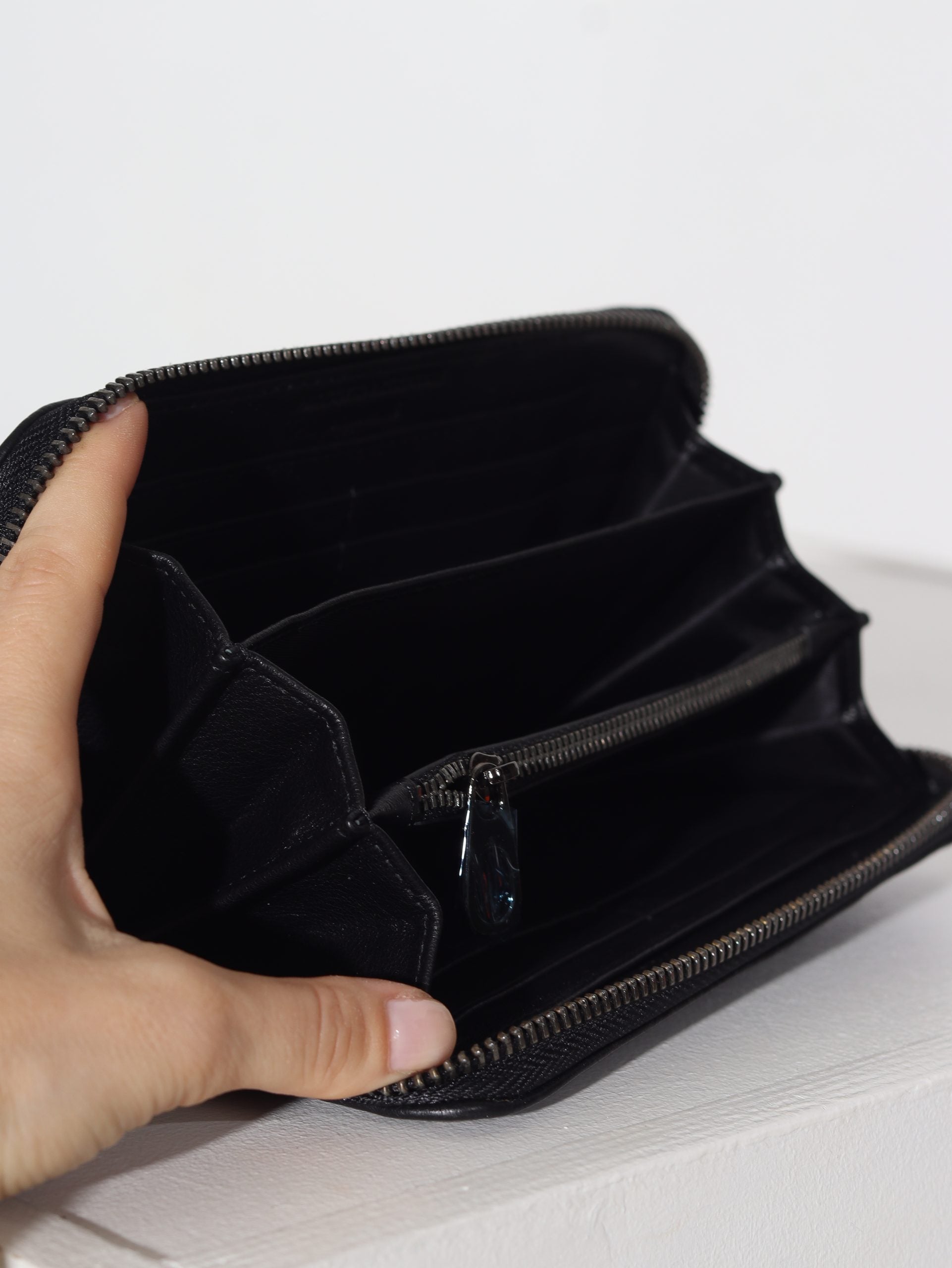 Melns d/ā maks ar pinuma imitāciju un rāvējslēdzēja aizdari - 15954