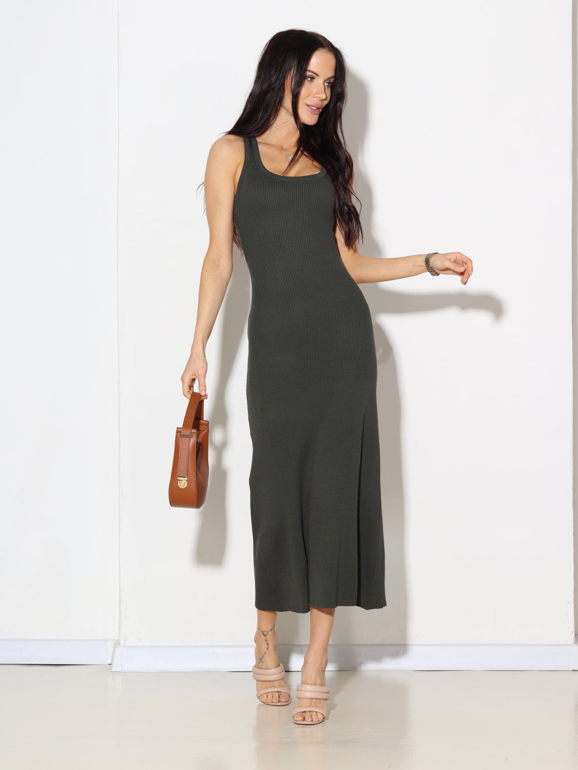 Zaļa augumam pieguļoša kleita - 14774