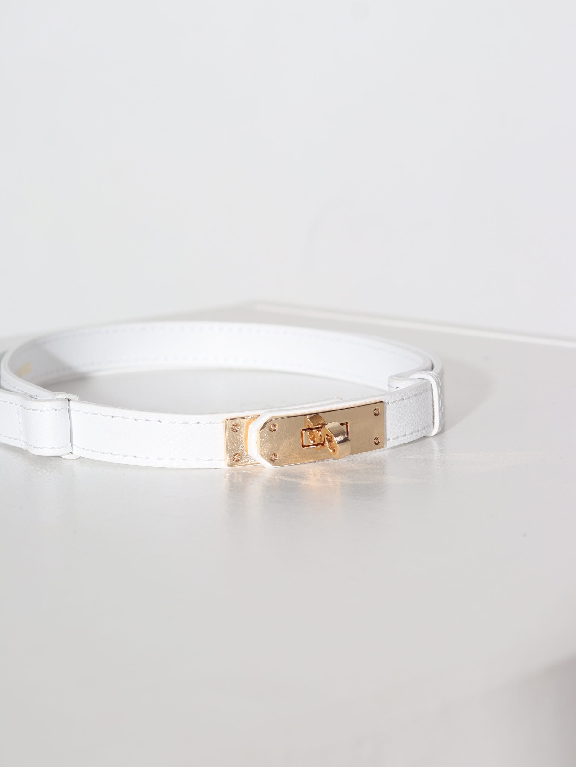 Balta d/a  regulējama josta ar zelta āķīša aizdari - 15962