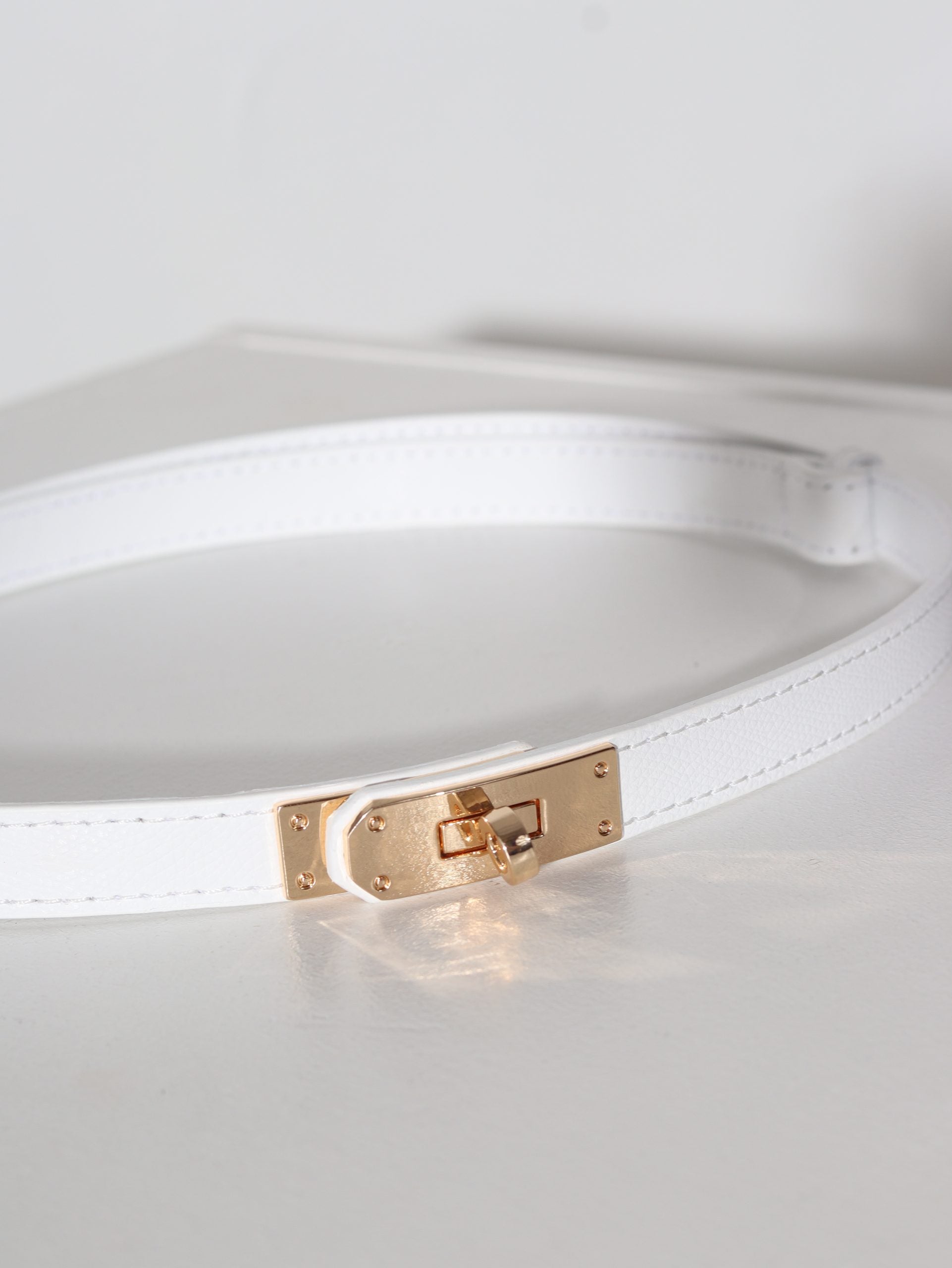 Balta d/a  regulējama josta ar zelta āķīša aizdari - 15962