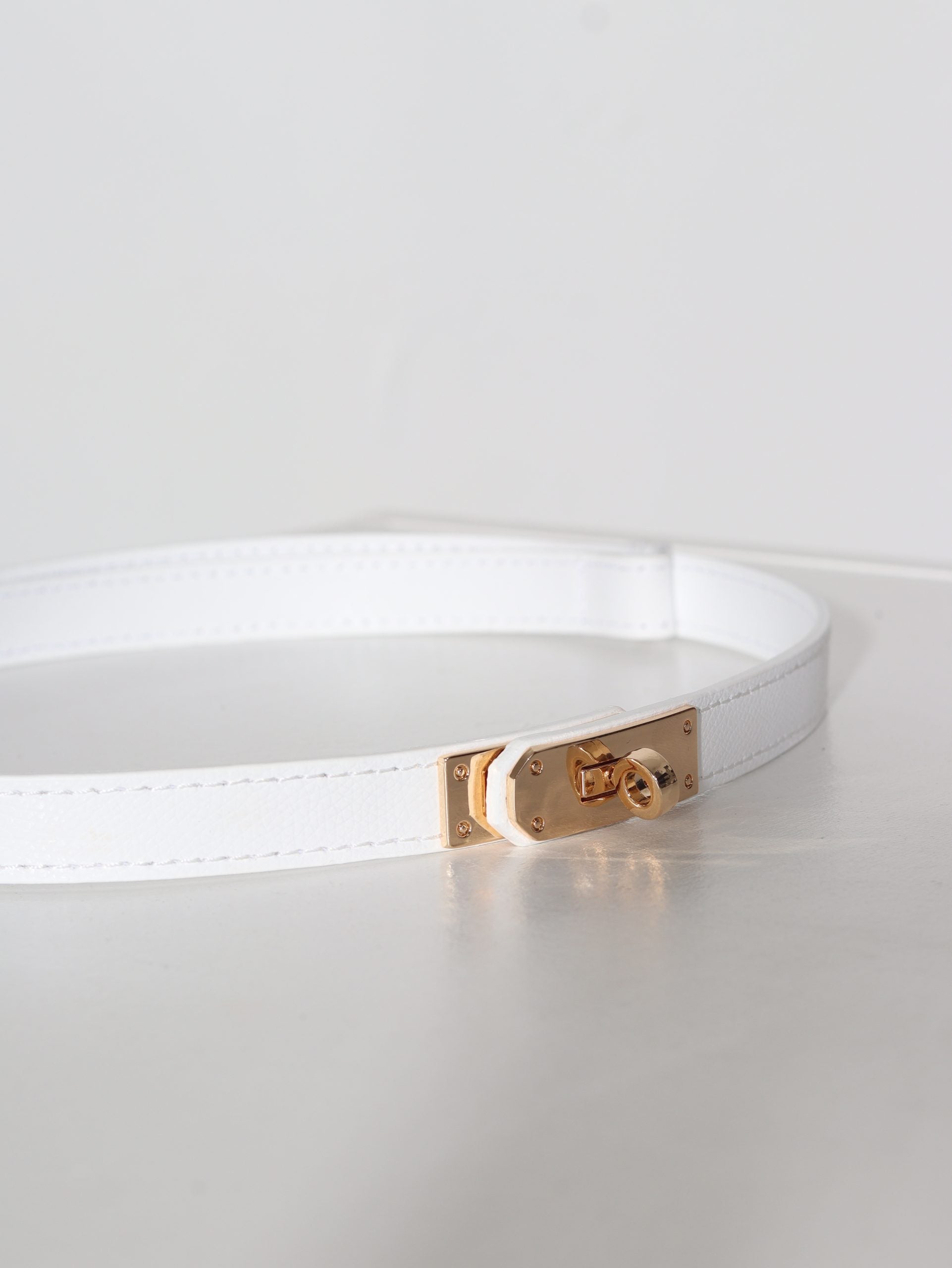 Balta d/a  regulējama josta ar zelta āķīša aizdari - 15962