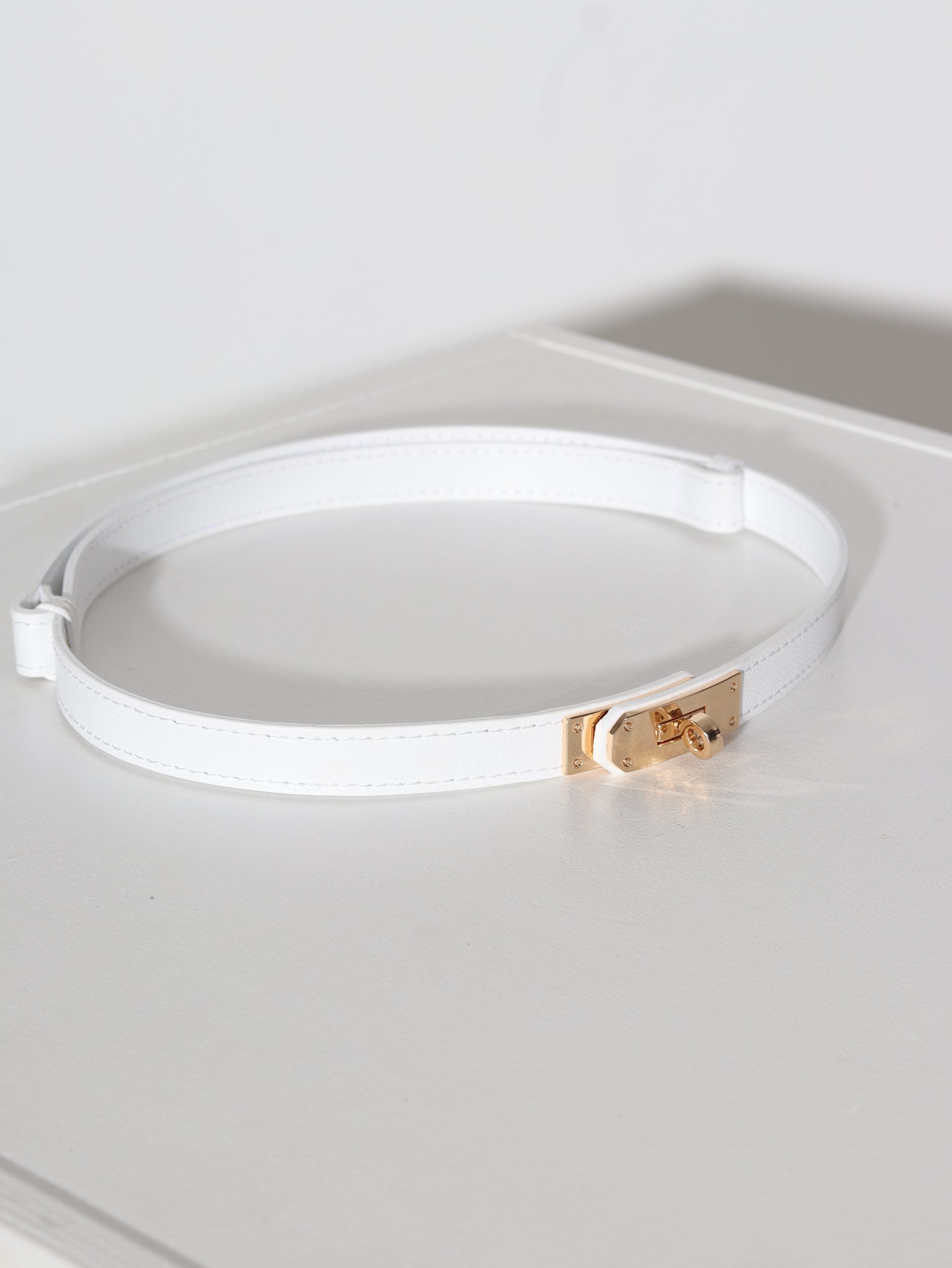 Balta d/a  regulējama josta ar zelta āķīša aizdari - 15962