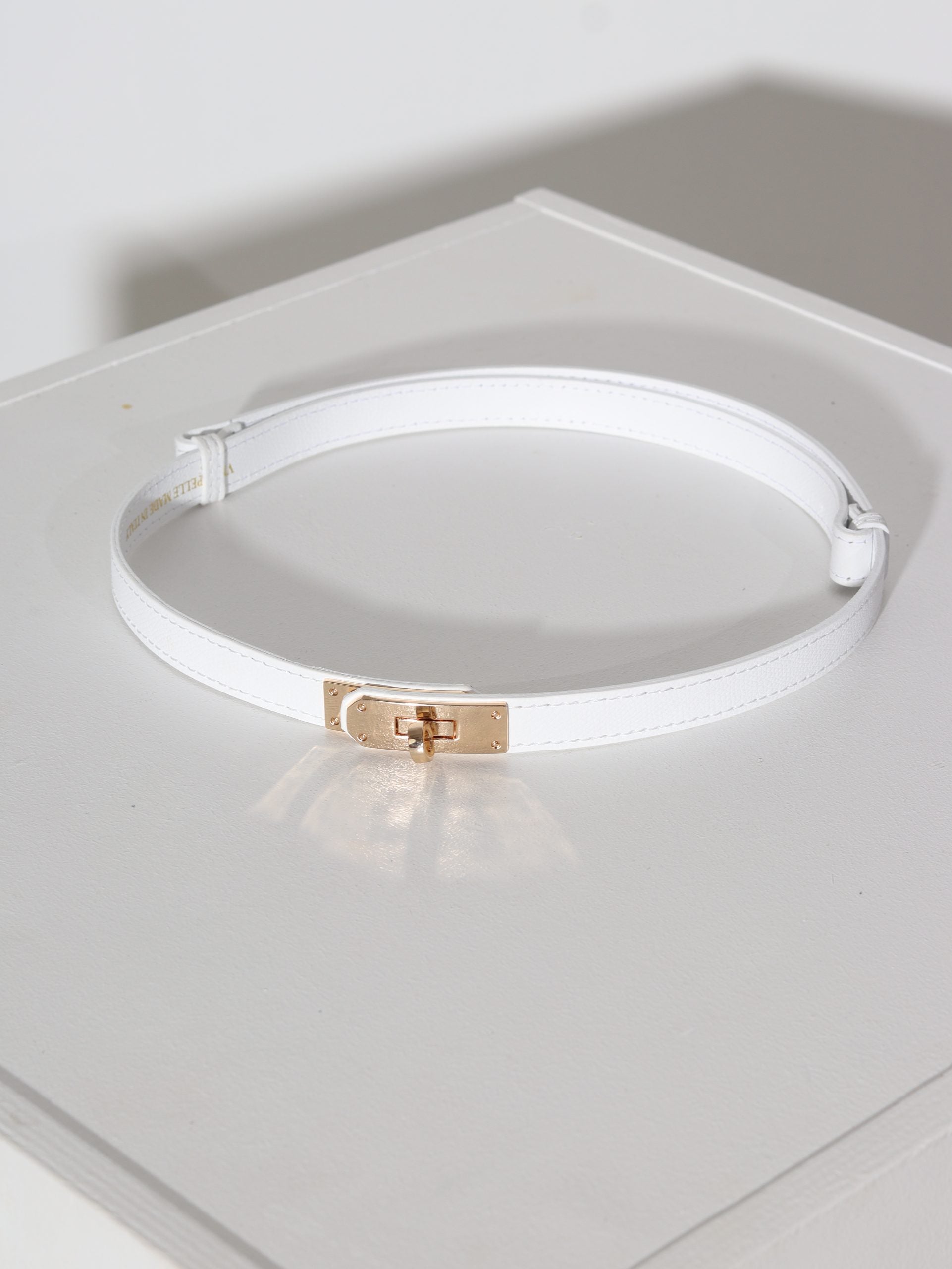 Balta d/a  regulējama josta ar zelta āķīša aizdari - 15962