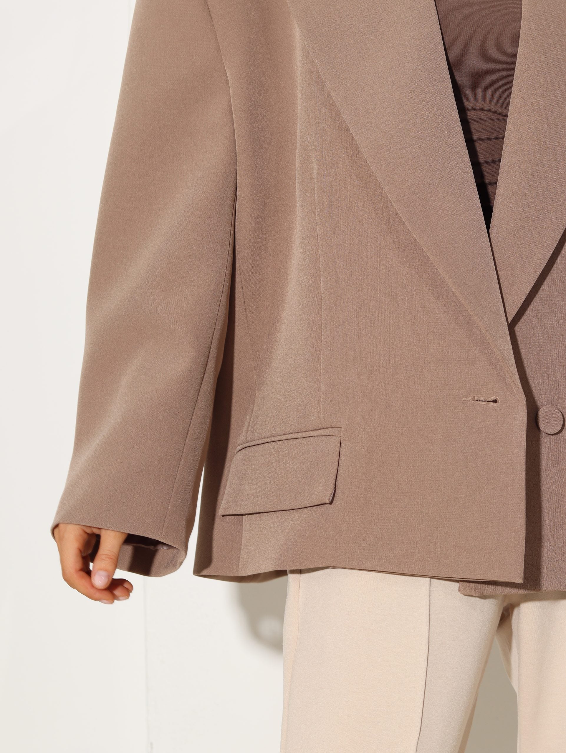 Bēšas krāsas saīsināta oversize žakete - 16329