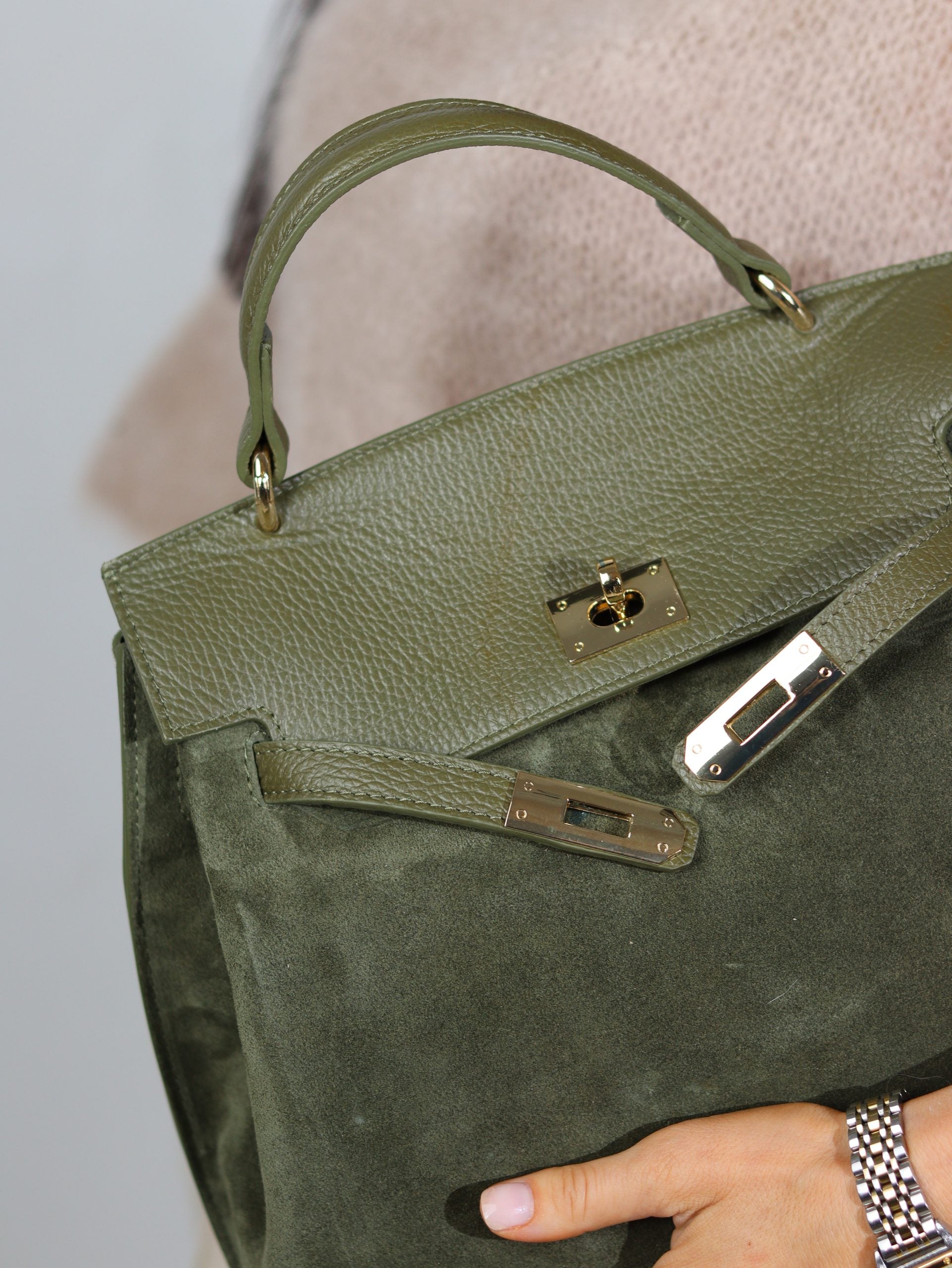 Zaļa zamšādas mix soma ar dekoratīvām jostiņām - 16936