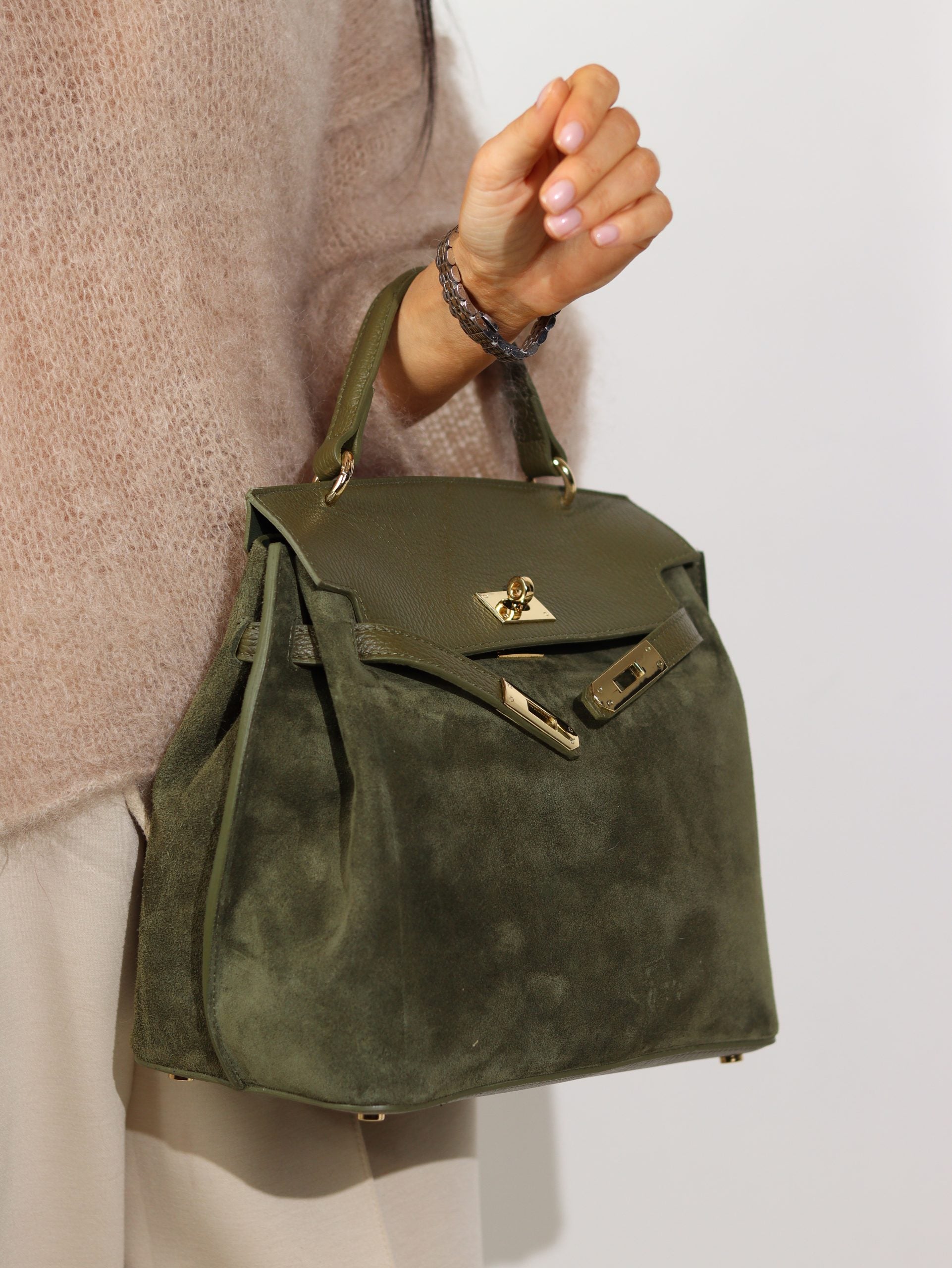 Zaļa zamšādas mix soma ar dekoratīvām jostiņām - 16936