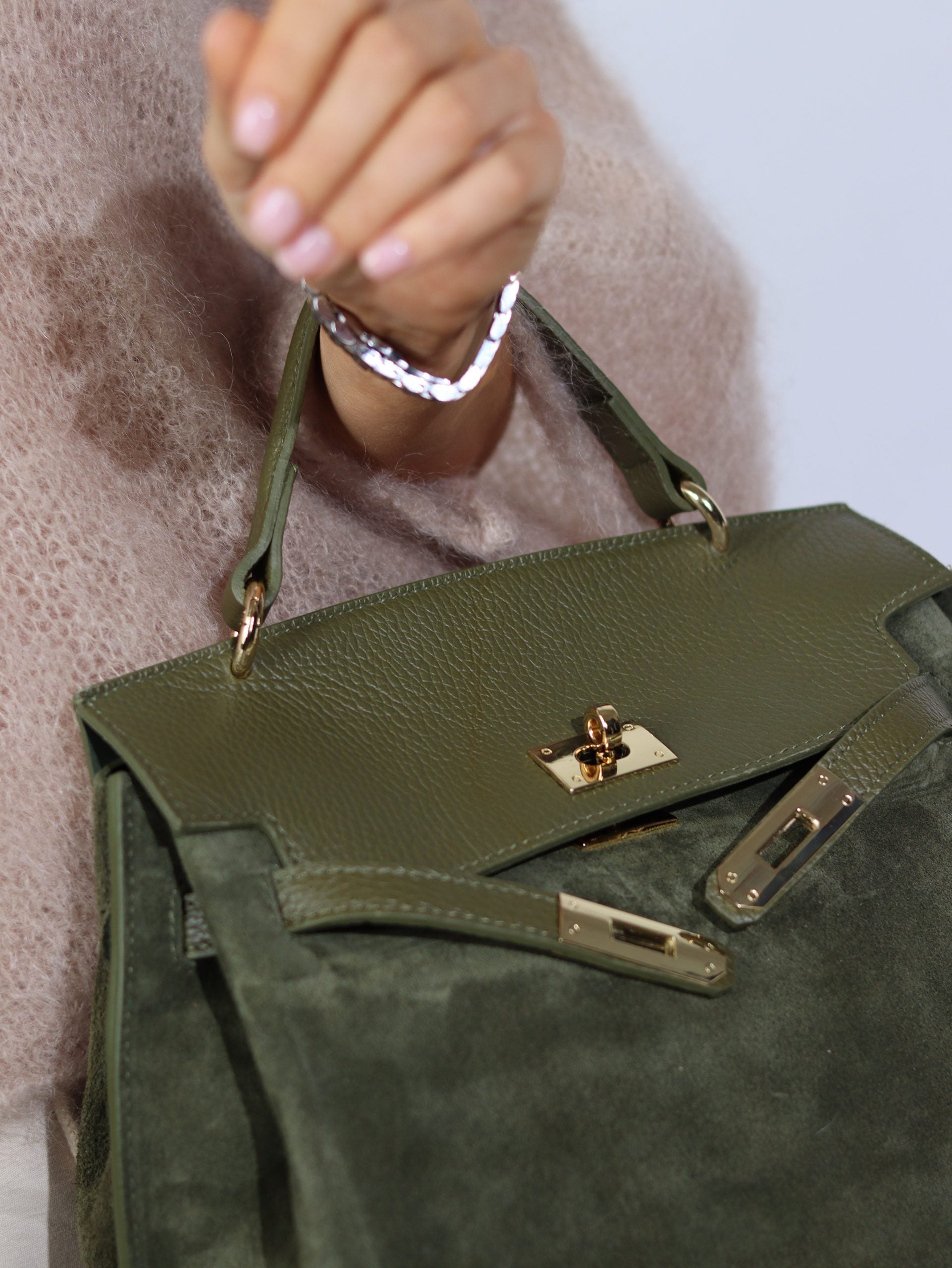 Zaļa zamšādas mix soma ar dekoratīvām jostiņām - 16936