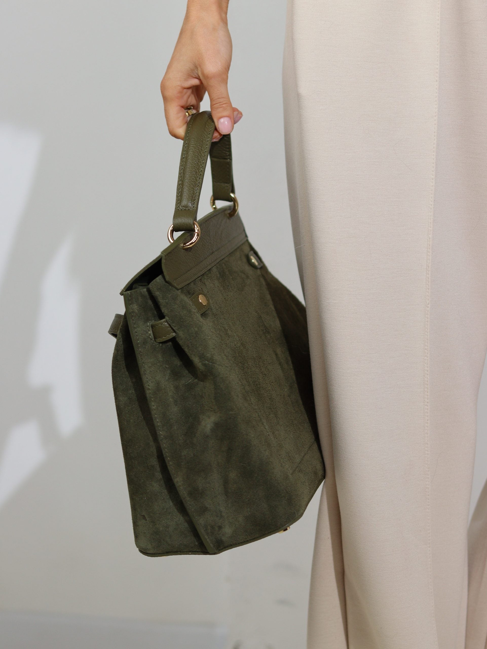 Zaļa zamšādas mix soma ar dekoratīvām jostiņām - 16936