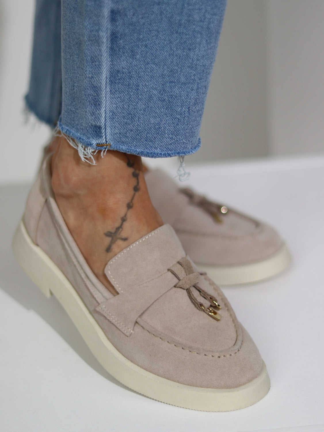 Bēšas slēgtas kurpes d.zamšādas ar skariņu - 15676