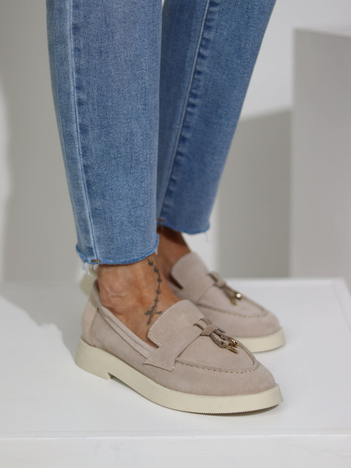 Bēšas slēgtas kurpes d.zamšādas ar skariņu - 15676