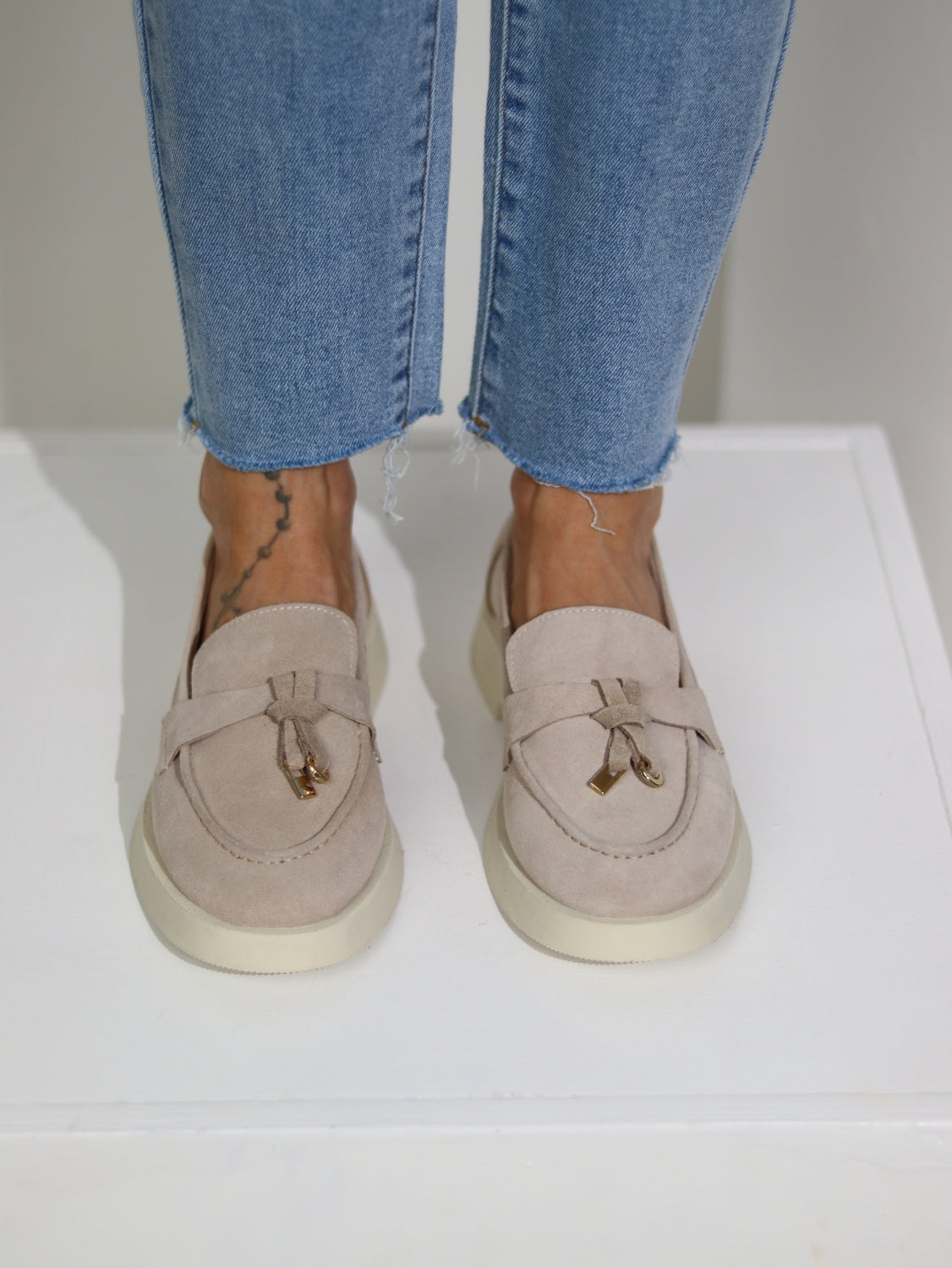 Bēšas slēgtas kurpes d.zamšādas ar skariņu - 15676