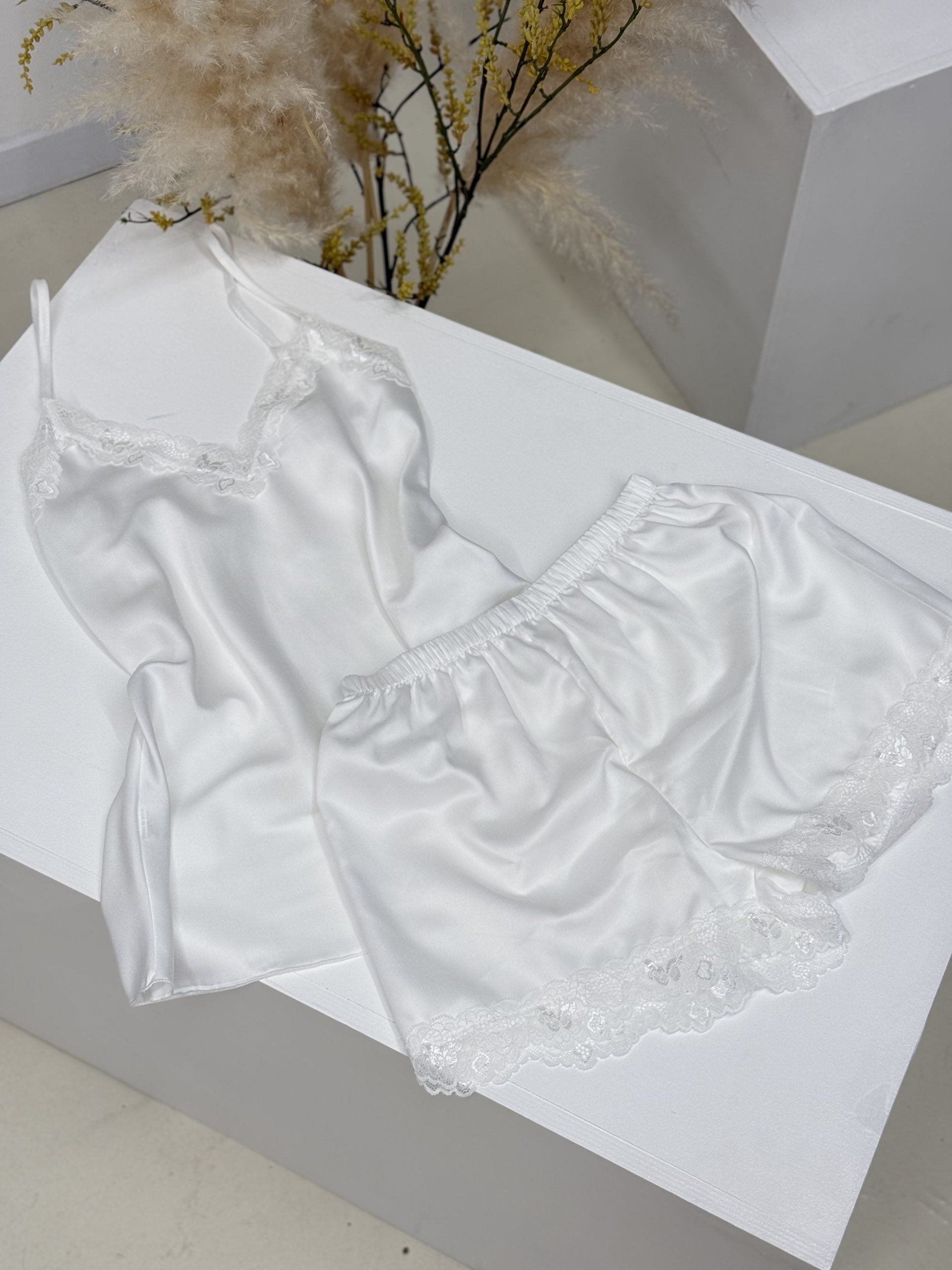 Balts, zīdīga auduma naktsveļas komplekts (tops + šorti) - 14798