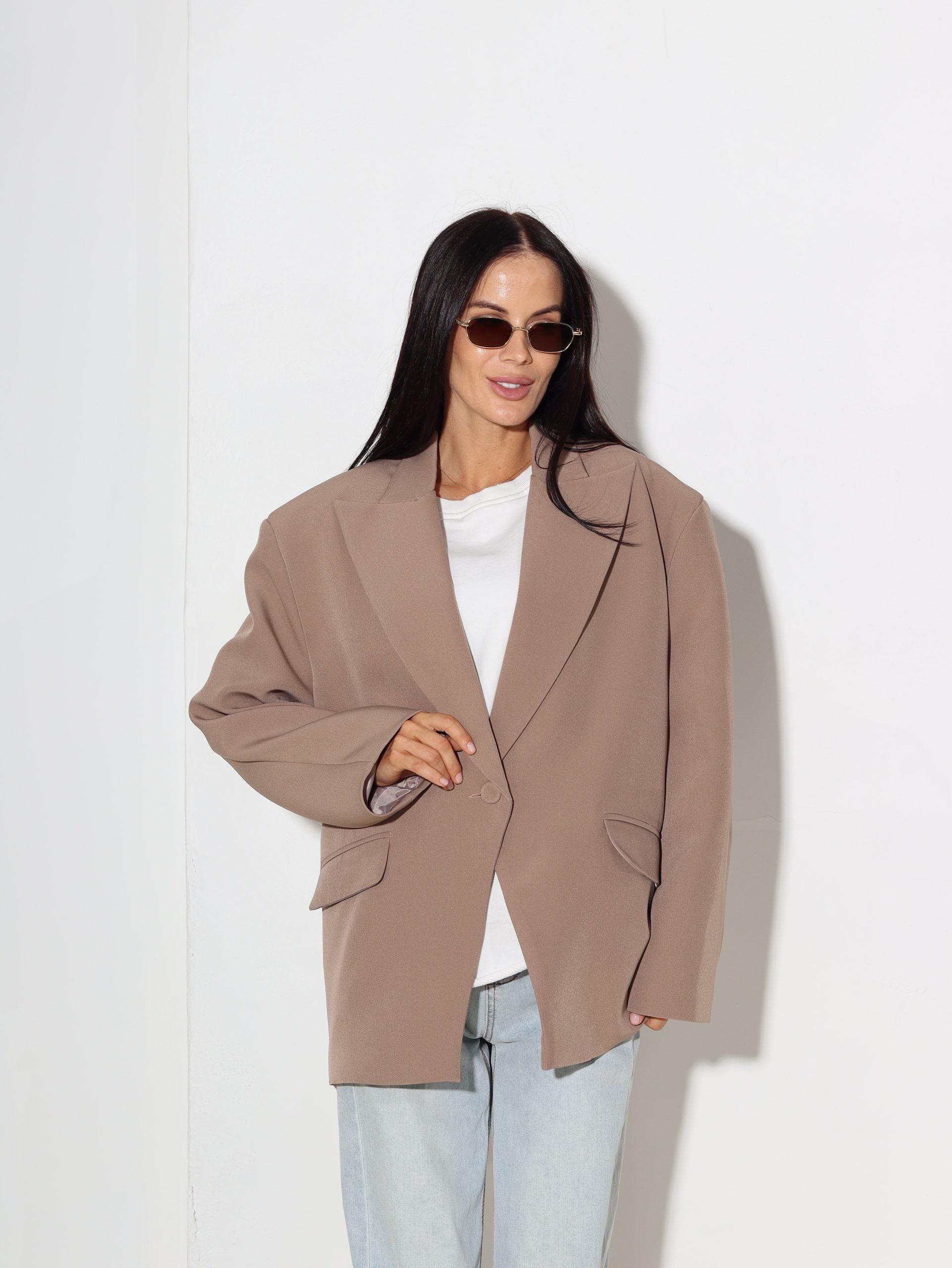 Bēšas krāsas oversize žakete ar pogas aizdari - 16319